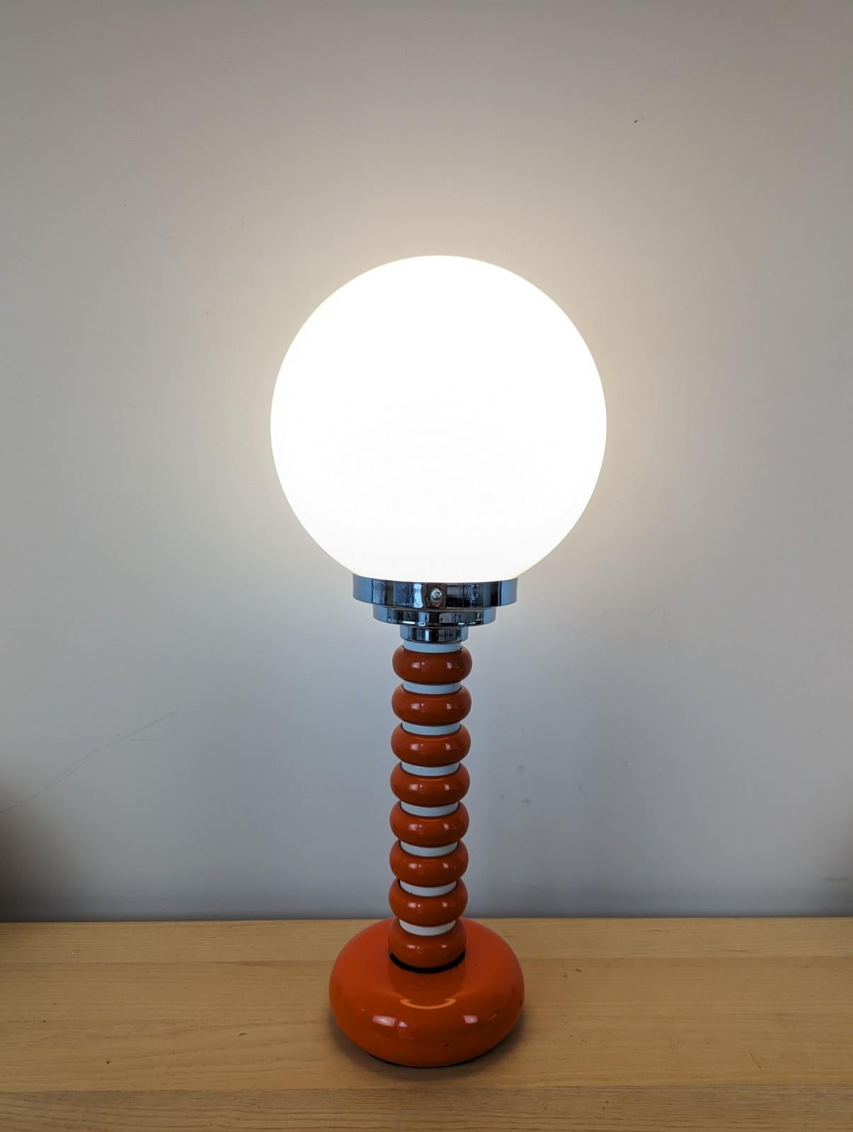 Italian mid-century lamp with an opaline lamp shade with an enamel base 9