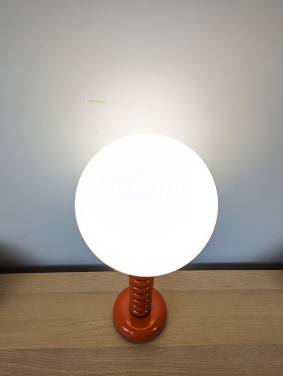 Italian mid-century lamp with an opaline lamp shade with an enamel base 10