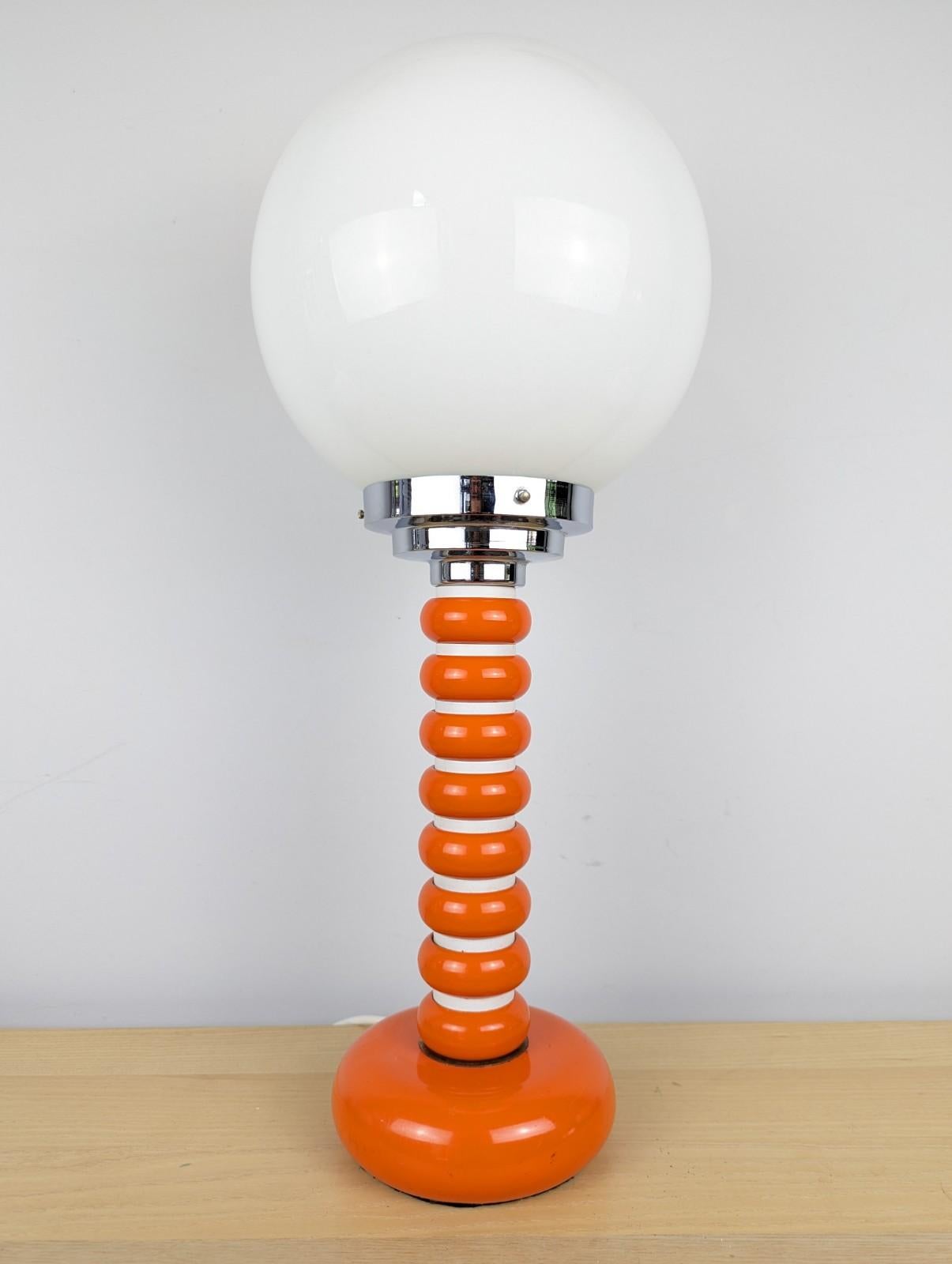 Enameled Italian mid-century lamp with an opaline lamp shade with an enamel base