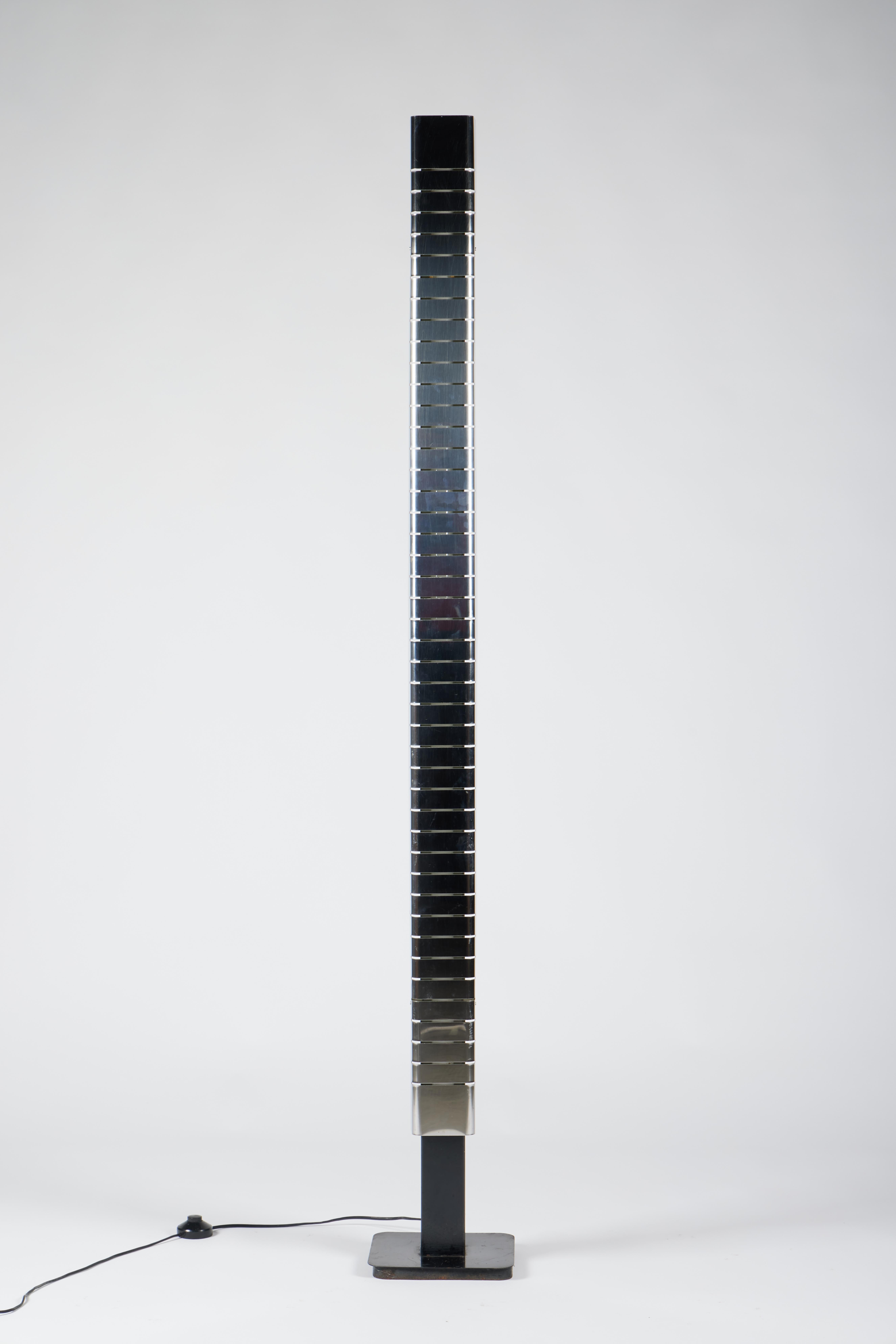Lampadaire italien du milieu du siècle Lamperti, sculpté dans le chrome, années 1960.

La structure monolithique chromée de ce lampadaire est constituée d'une colonne continue en tôle, avec une série d'incisions à intervalles réguliers de haut en