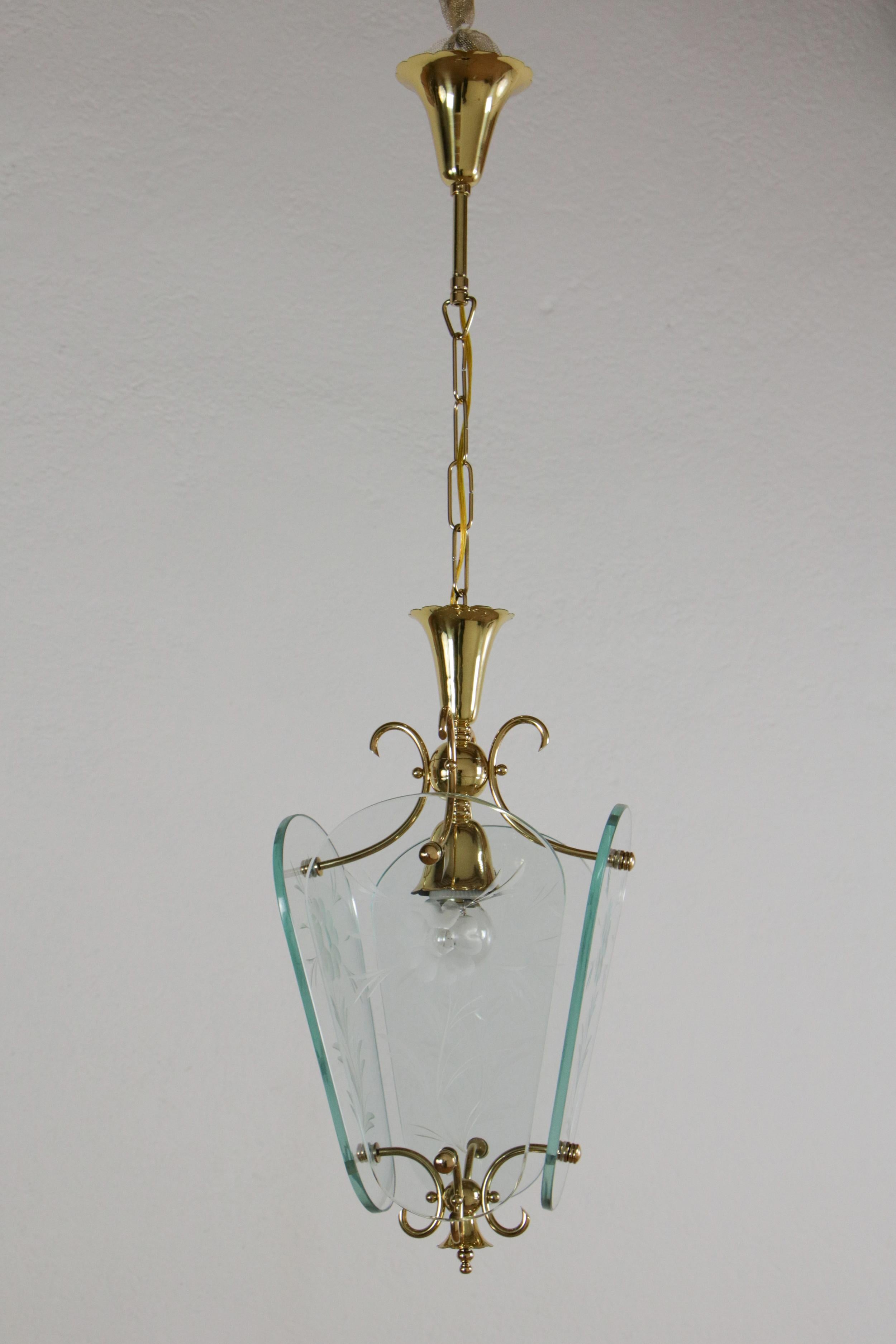 A beautiful Italian mid-century lantern or pendant lamp by Pietro Chiesa for Fontana Arte, brass, 8mm thick crystals, 1 light E27 format, with great executive quality, the brass seems to have been crafted by a goldsmith, not to mention the engraved