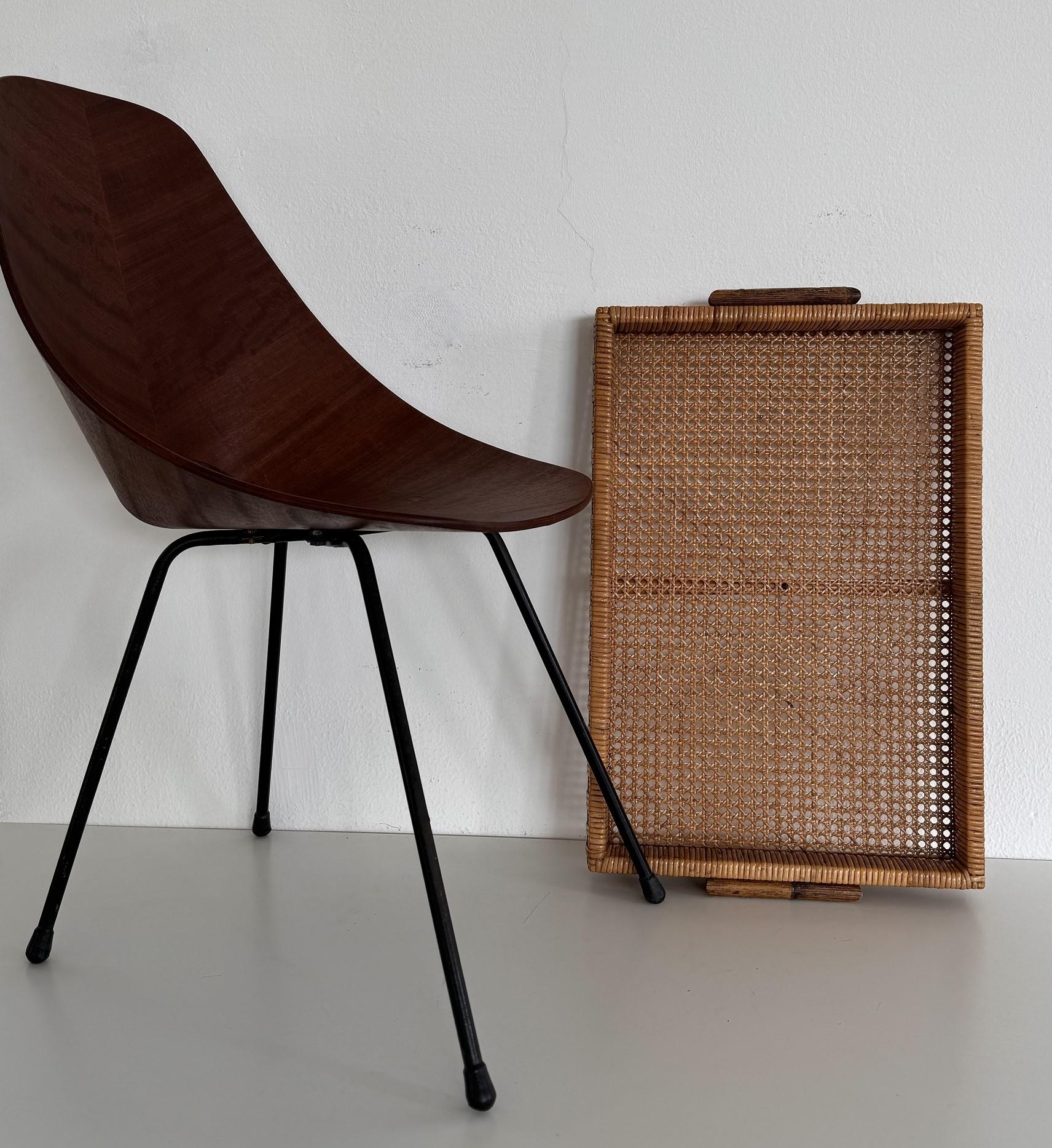 Beautiful and very large vintage serving tray made of rattan - bamboo.
Made in Italy in the 1970s, during the period of Hollywood Regency, very much in the style of Gabriella Crespi.
This kind of furniture is a timeless player, incredibly versatile