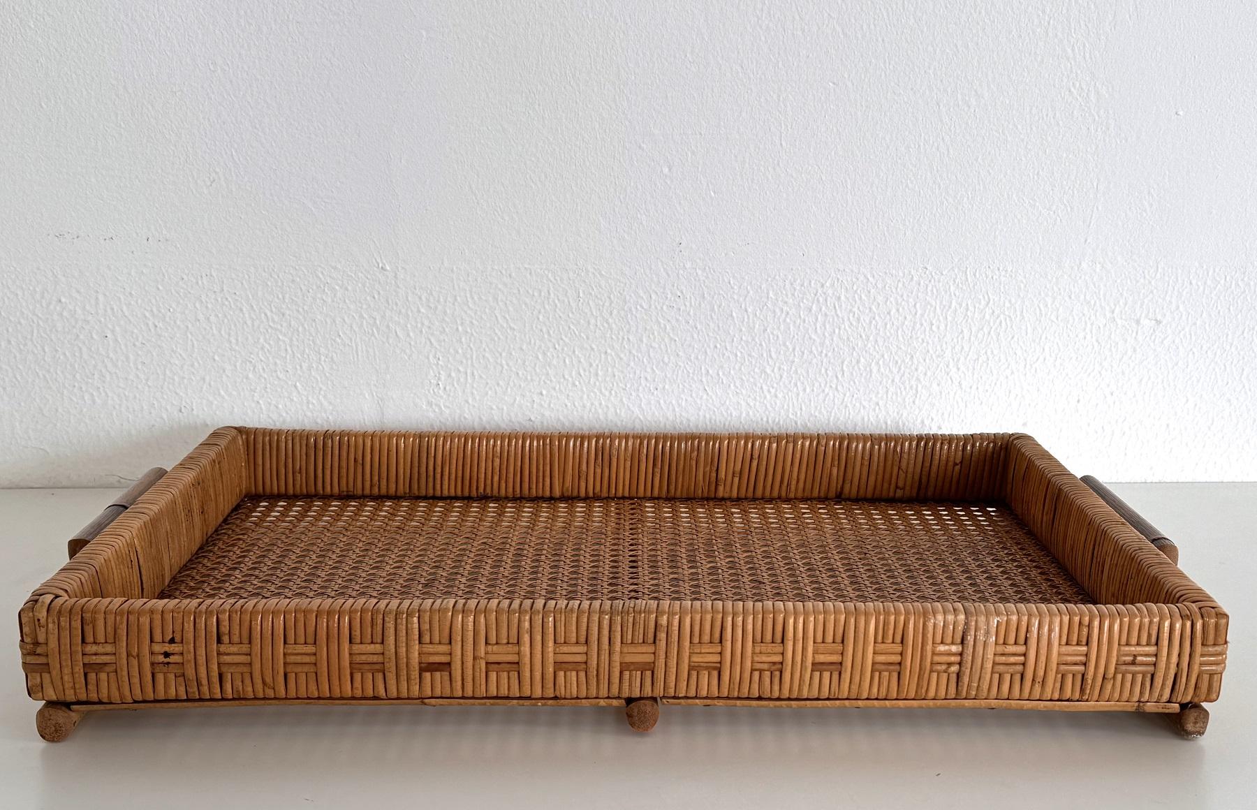 Italian Mid-Century Large Organic Serving Tray in Natural Rattan and Wood, 1970s In Good Condition In Morazzone, Varese