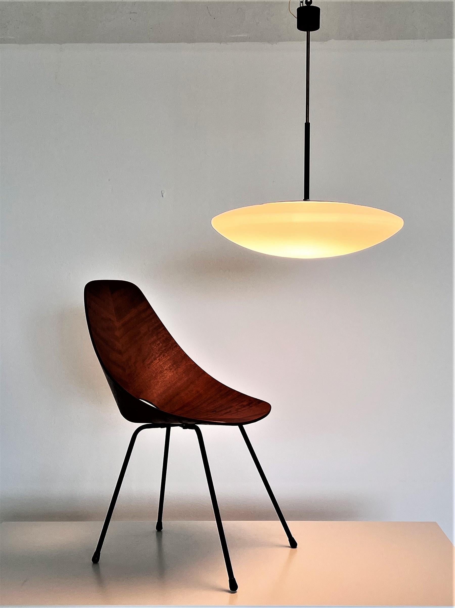 Italian Mid-Century Large Stilnovo Opaline Glass and Brass Pendant Light , 1970s In Good Condition For Sale In Morazzone, Varese