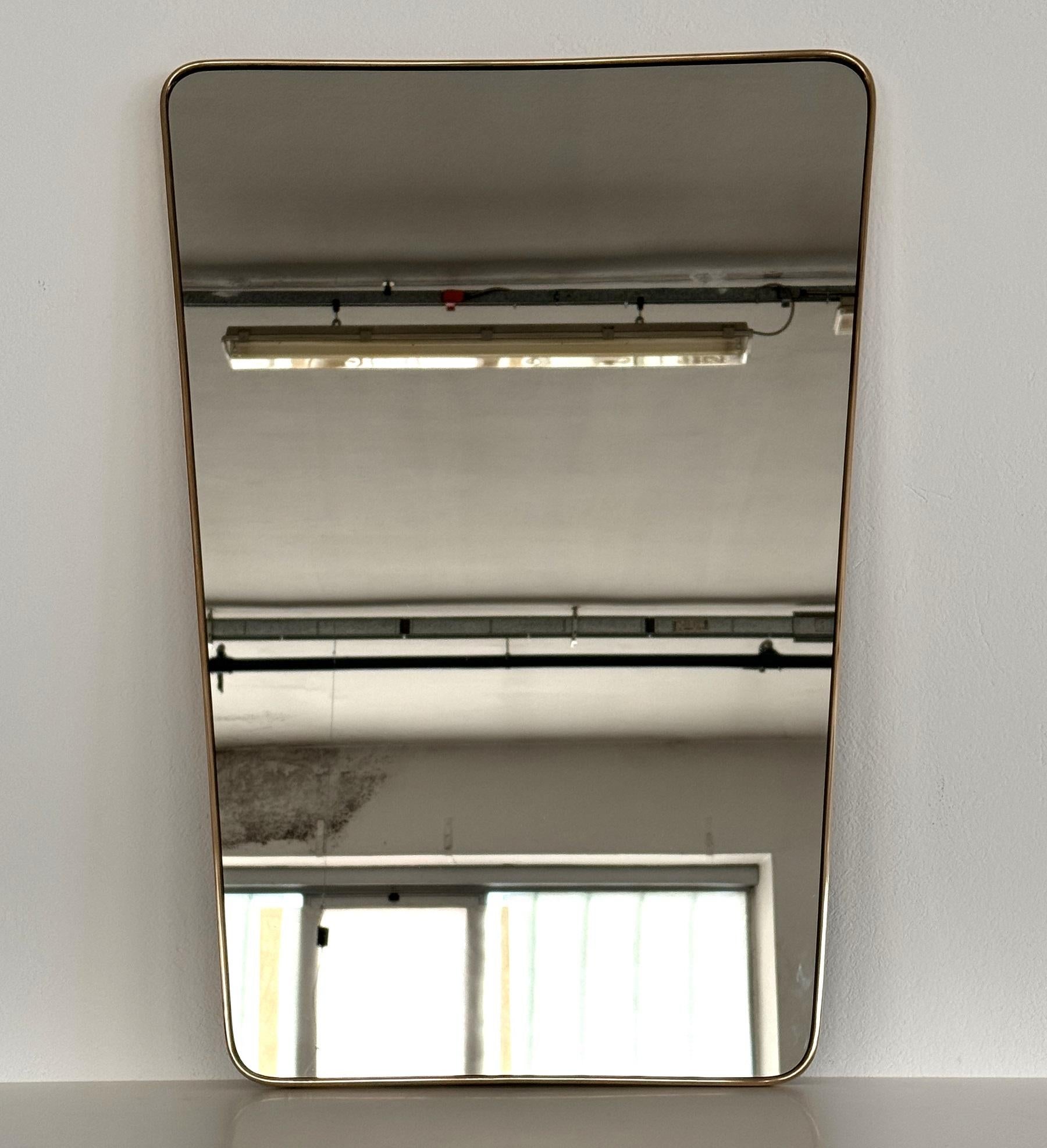 Großer italienischer Mid-Century-Wandspiegel im Vintage-Stil mit Messingrahmen, 1970 (Italienisch) im Angebot