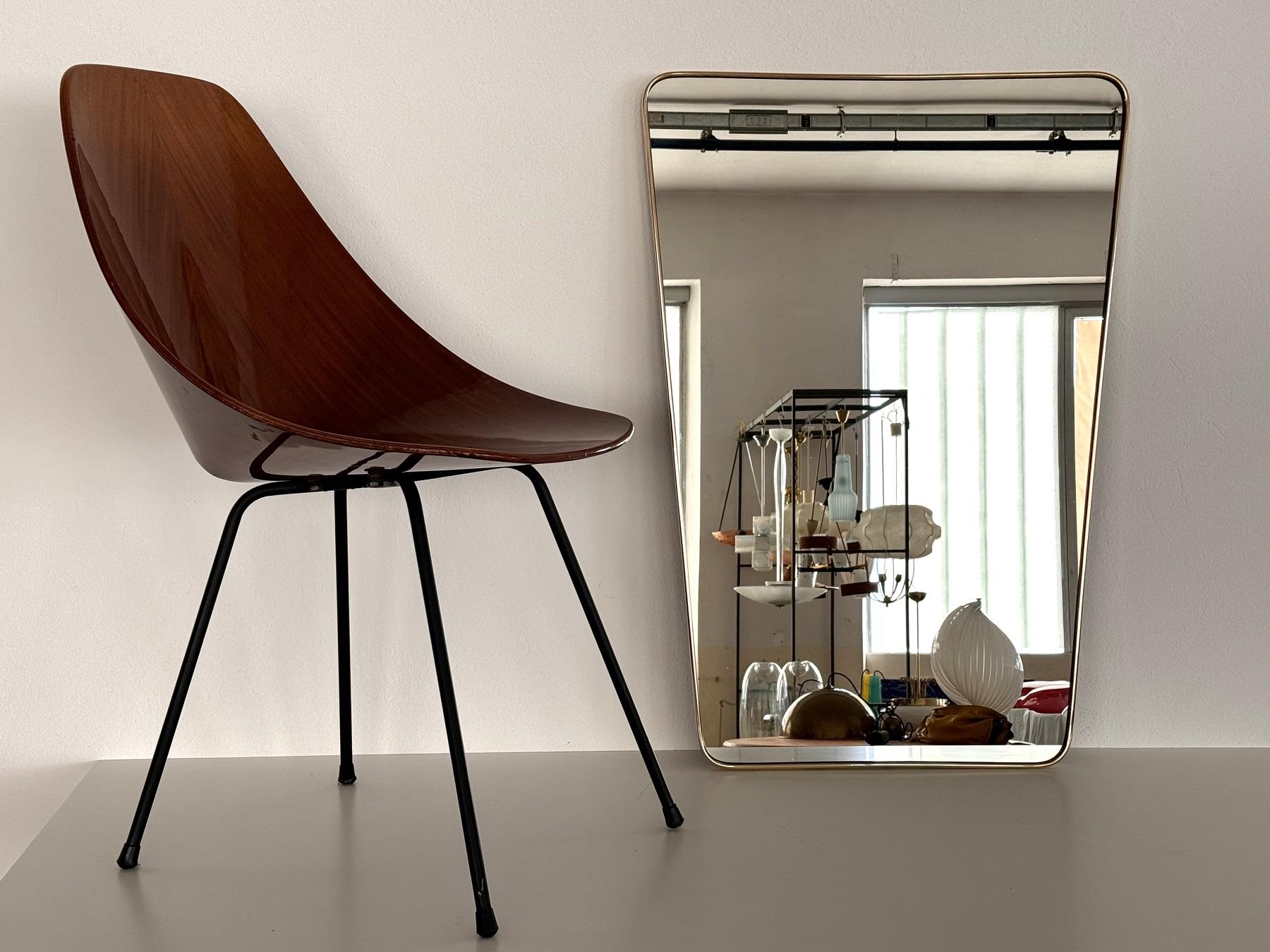 Großer italienischer Mid-Century-Wandspiegel im Vintage-Stil mit Messingrahmen, 1970 (Moderne der Mitte des Jahrhunderts) im Angebot