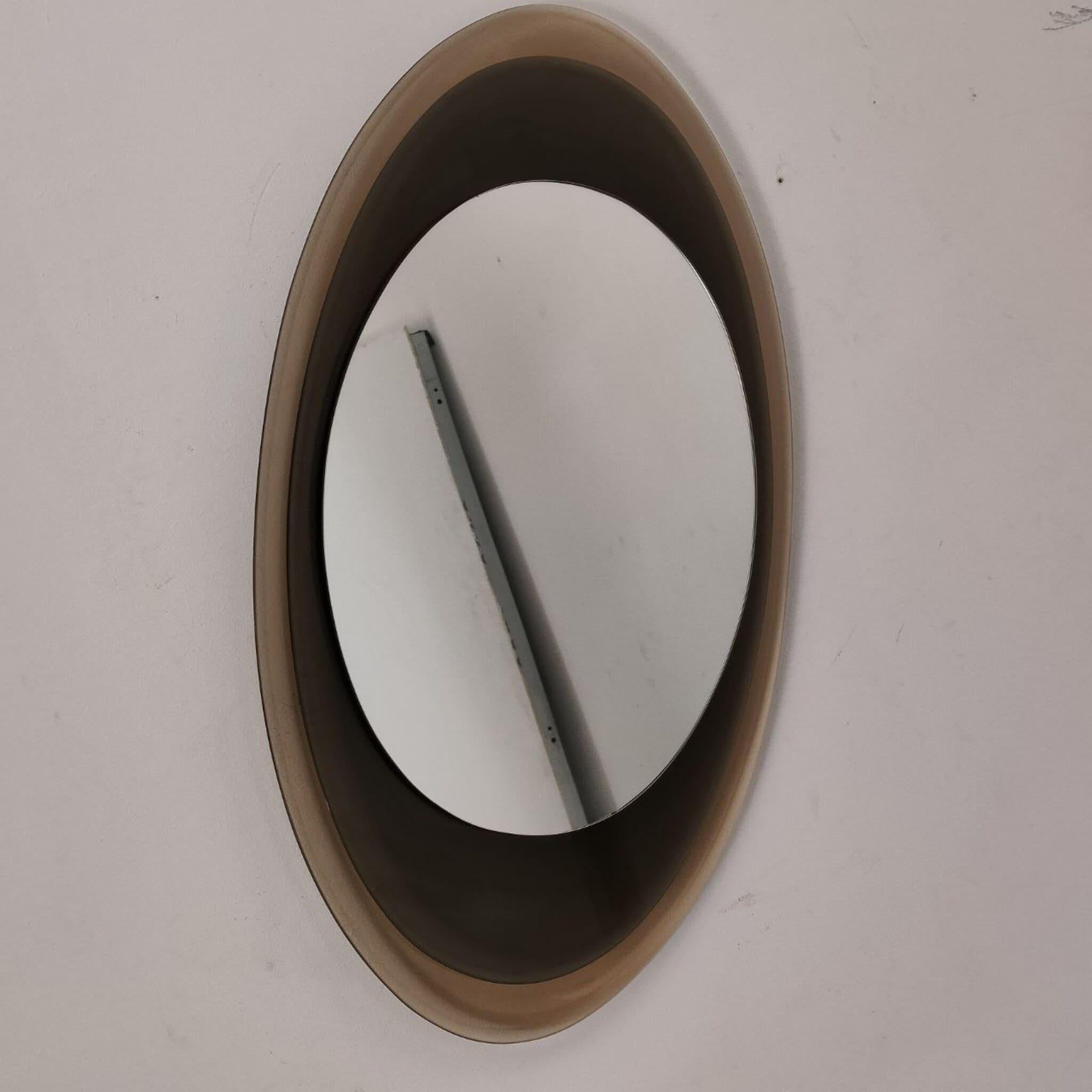 Specchio ovale in vetro stratificato della metà del secolo scorso nello stile di Cristal Arte, anni '60

Elegante specchio ovale degli anni '60, caratterizzato da un sofisticato design in vetro a tre strati nei toni vivaci del verde, del marrone e