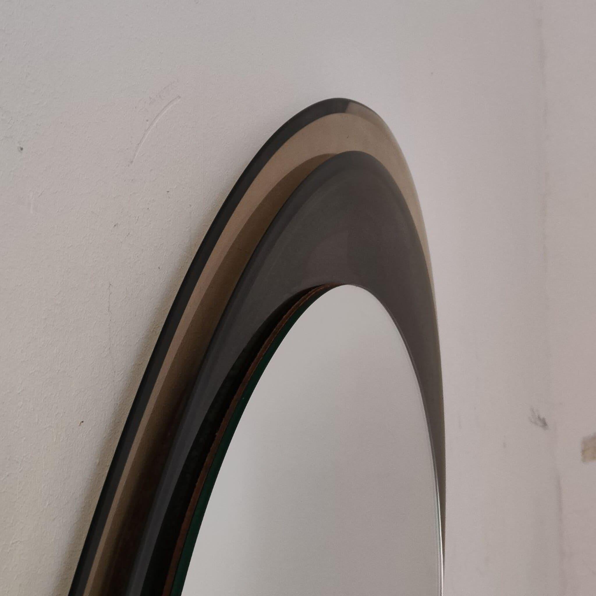 Metà XX secolo Specchio ovale in vetro stratificato della metà del secolo scorso nello stile di Cristal Arte, anni '60 in vendita