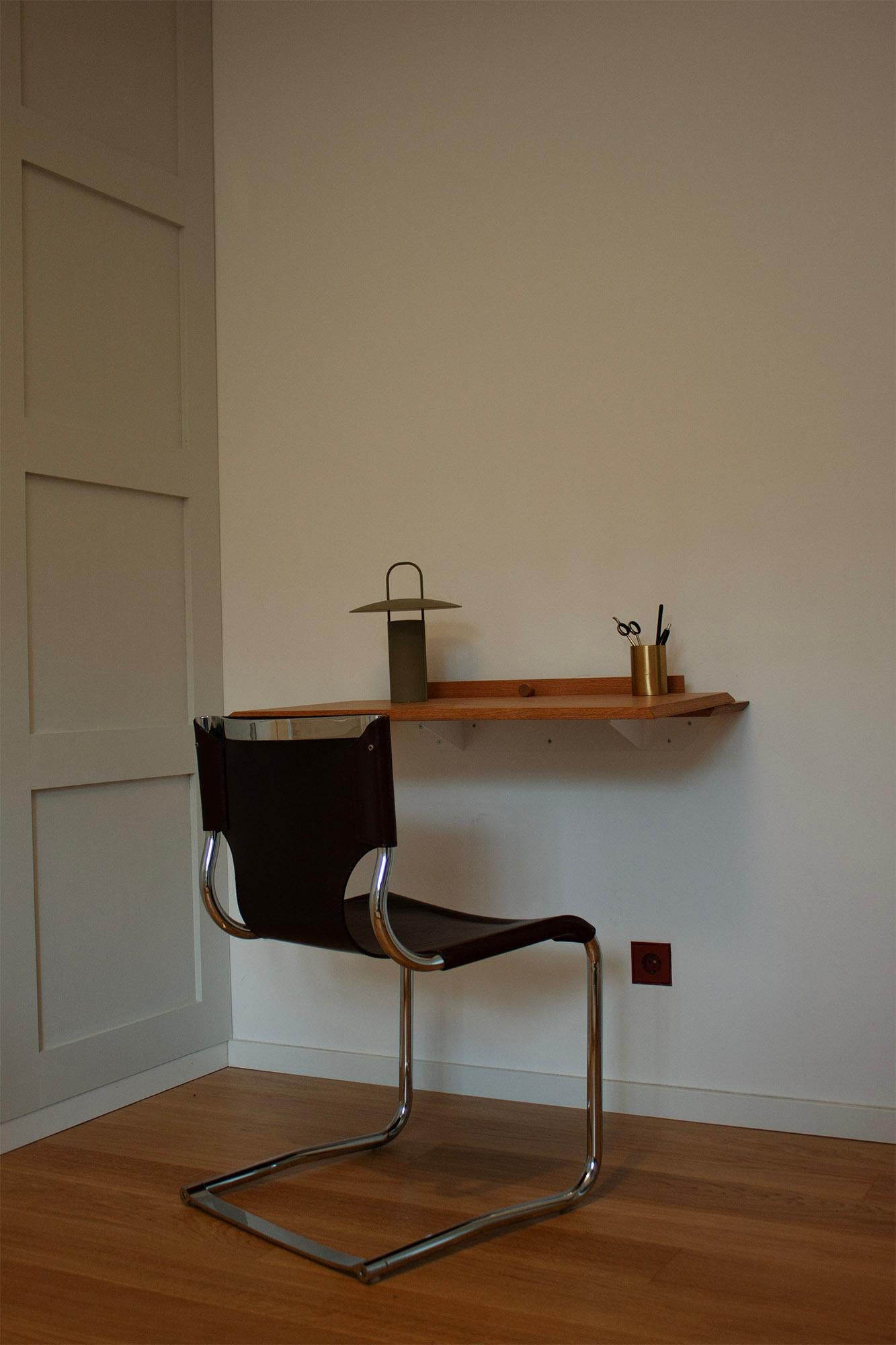 Une chaise de salle à manger ou de bureau italienne vintage du milieu du siècle moderne 920C, conçue par Carlo Bartoli et produite par Tisettana vers 1970, est disponible. Cette chaise se distingue par sa qualité de fabrication et son souci du