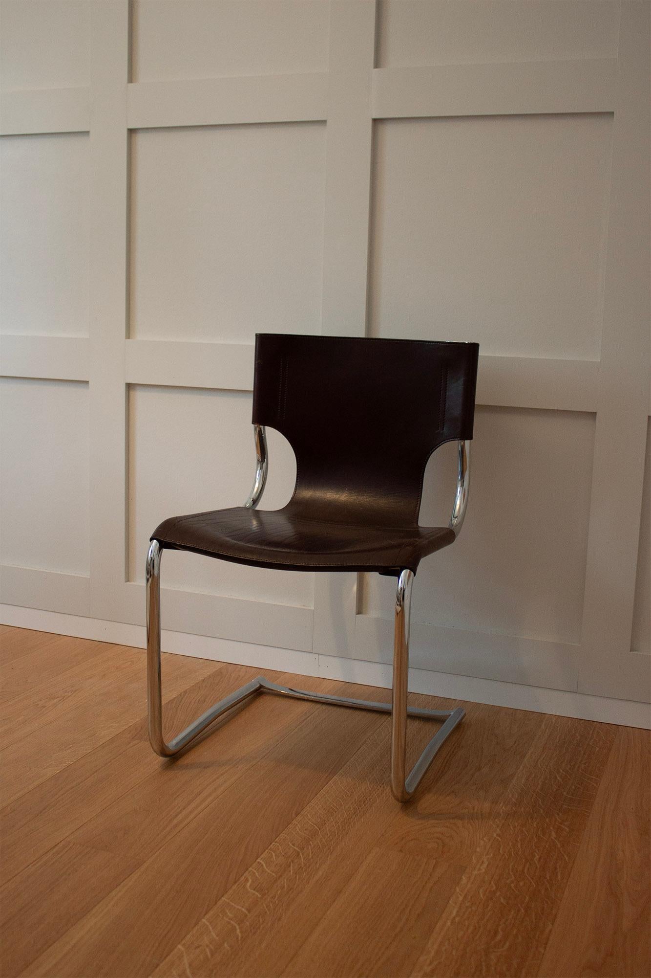 Cette chaise de bureau ou de salle à manger italienne 920C, conçue par Carlo Bartoli et produite par Tisettana vers 1970, est disponible. Cette chaise se distingue par sa qualité de fabrication et son souci du détail. Le cadre est en tube d'acier