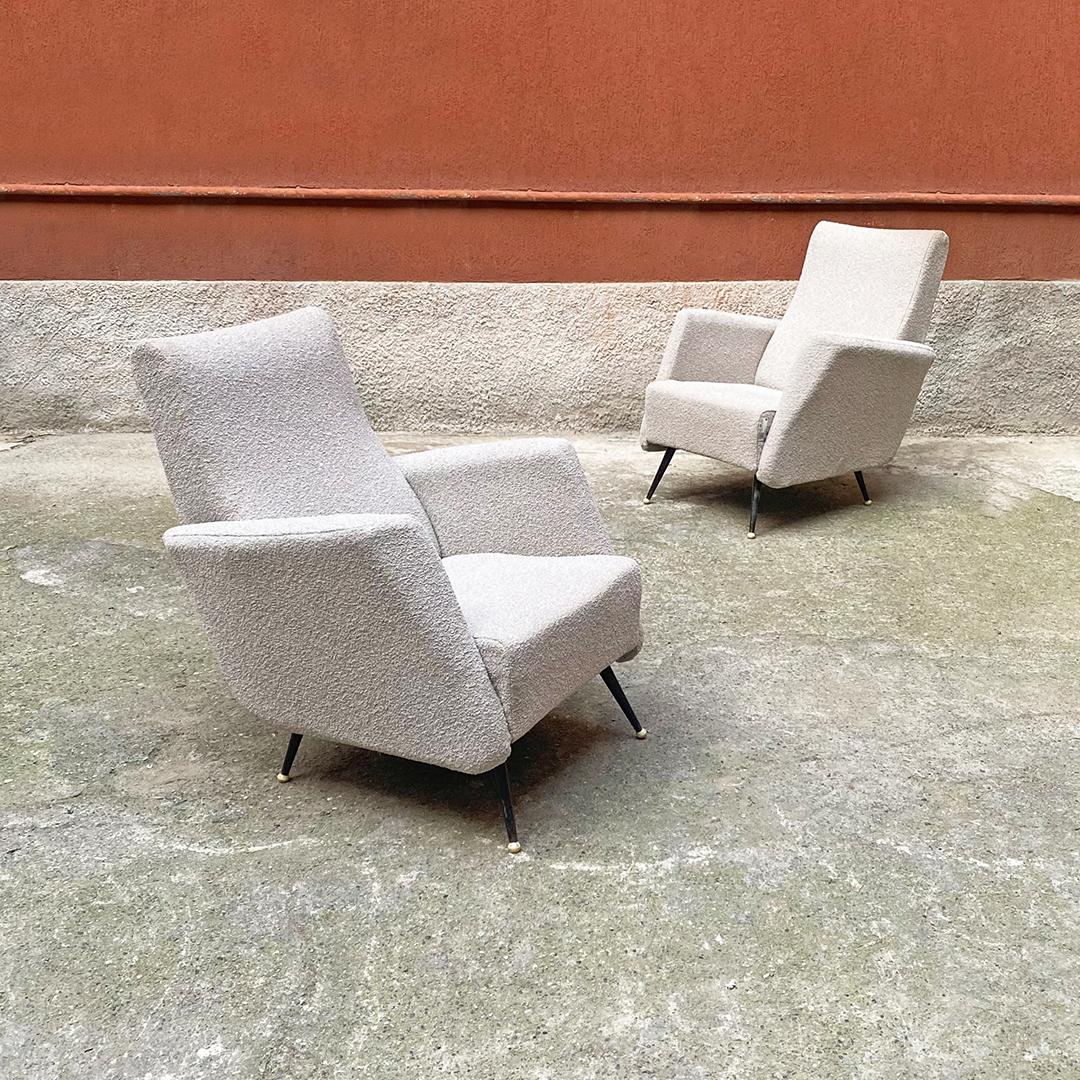 Italian Mid-Century Modern light grey bouclè fabric and black metal pair of armchairs, 1960s
Armchairs in light grey bouclé fabric with legs in black lacquered metal and white spherical tips.
1960s
Good condition, new padding and