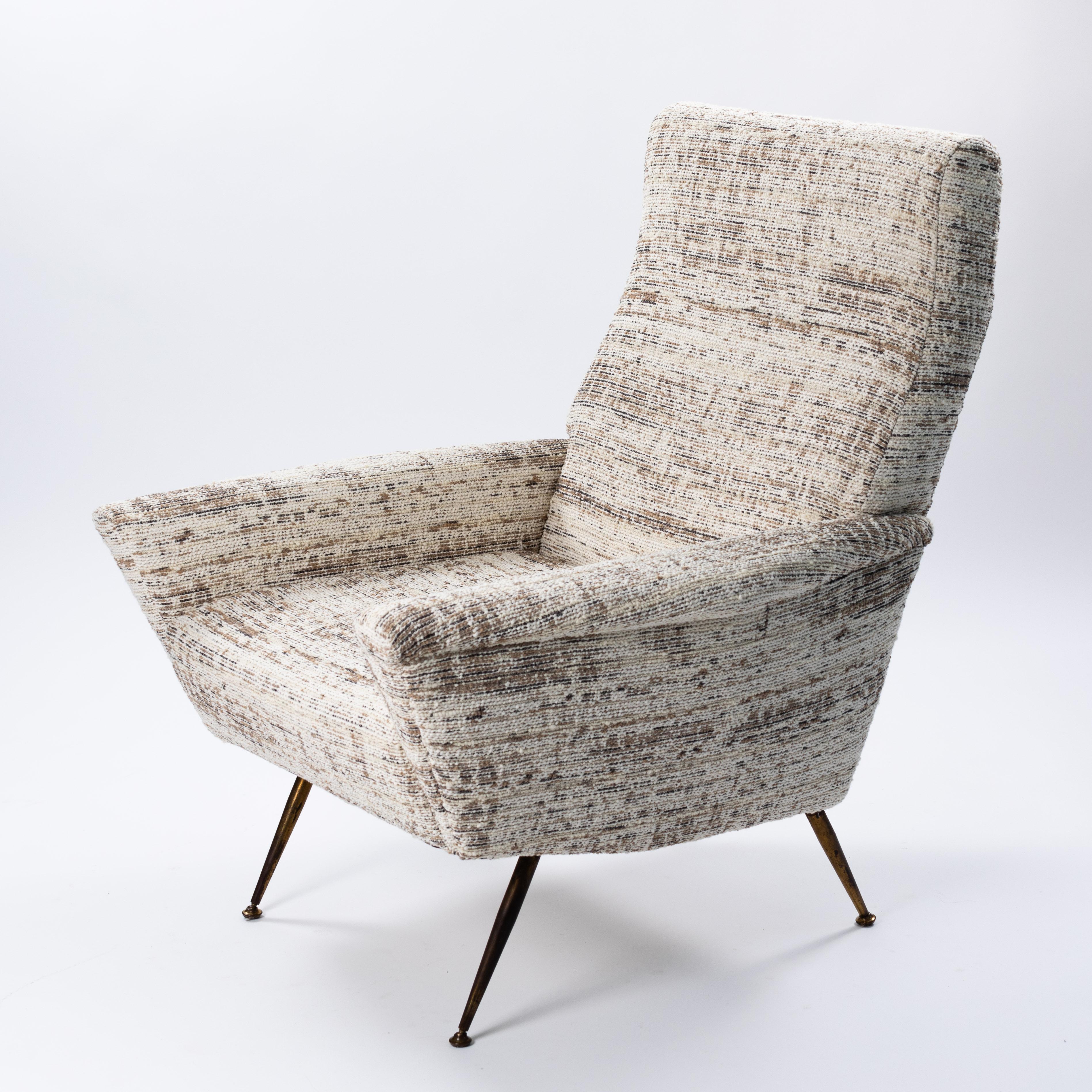 Geradliniger Design-Sessel aus dem Italien der 1950er Jahre.
Die Linienführung ist markant, das Objekt verjüngt sich an den Seiten, die Armlehnen verjüngen sich ebenfalls, die Rückenlehne neigt sich für den Sitzkomfort zurück und richtet sich dann