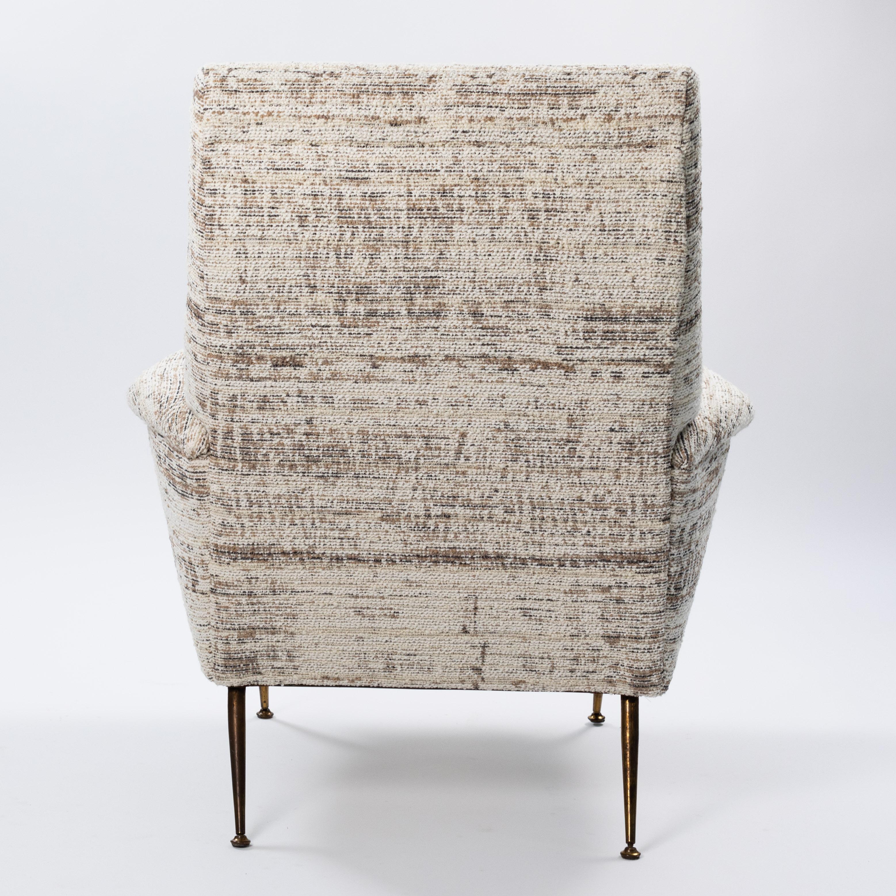 Italienischer linearer Sessel aus der Mitte des Jahrhunderts, Off-White Bouclé-Stoff, 1950er Jahre (Messing) im Angebot