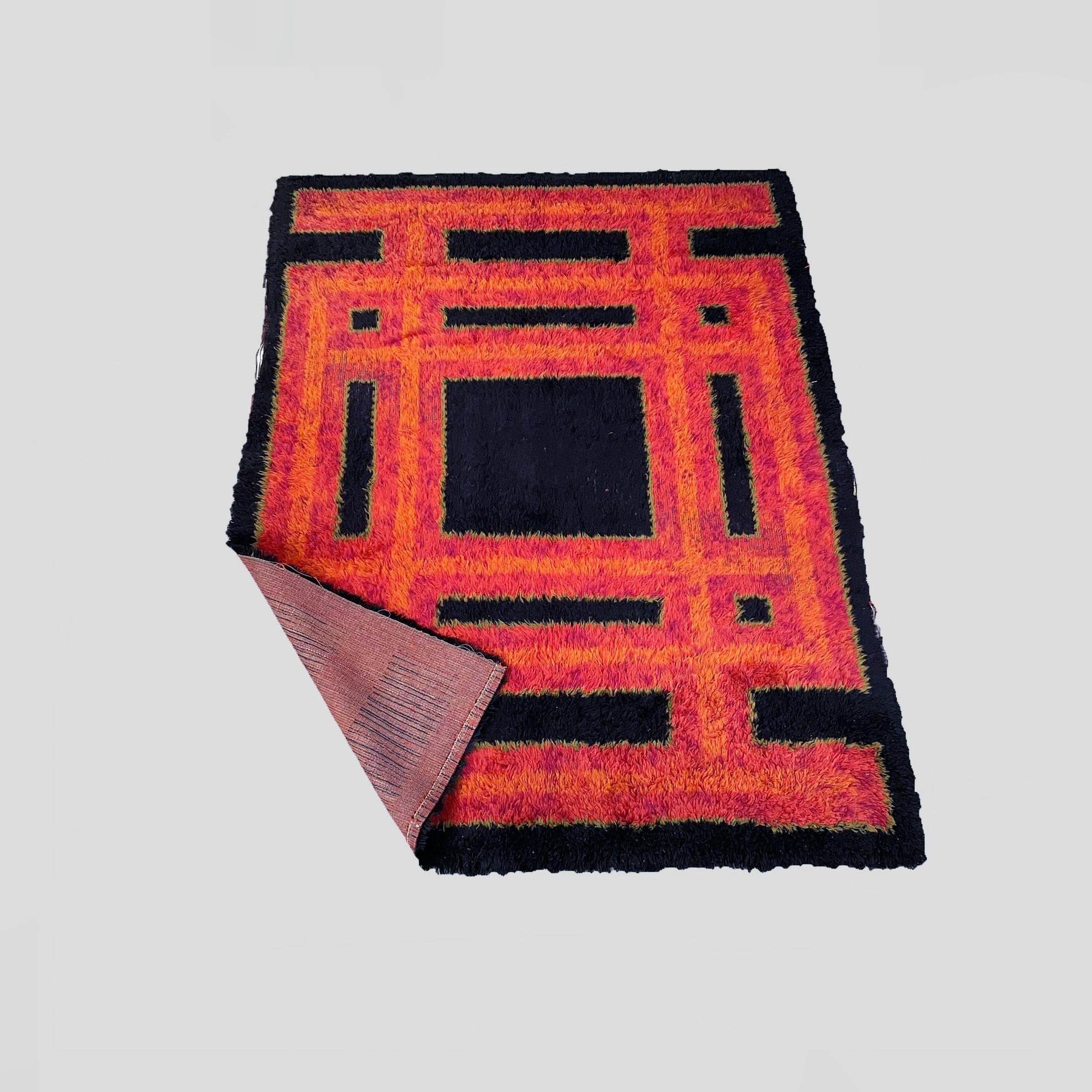 Italian mid-century long pile carpet, 1980s.
Black long pile carpet with geometric patterns in orange and red.
1980s.
Fair condition, with abrasions in the central part of the design.

Measurements: 170 x 227 cm.