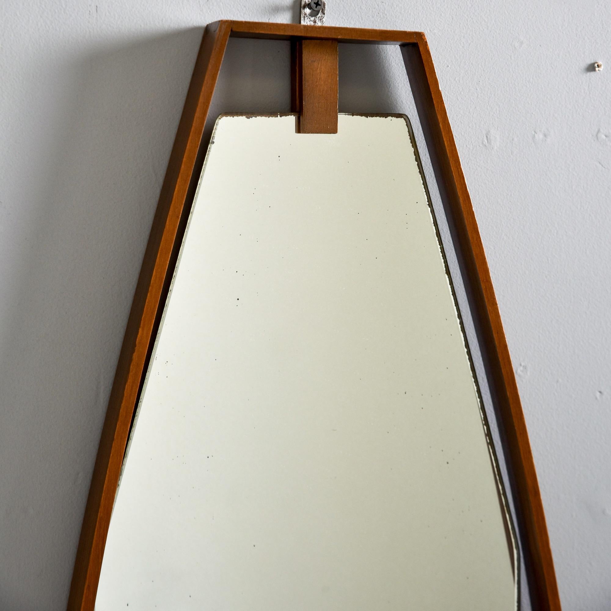 Miroir italien du milieu du siècle à long cadre en noyer encastré en vente 5