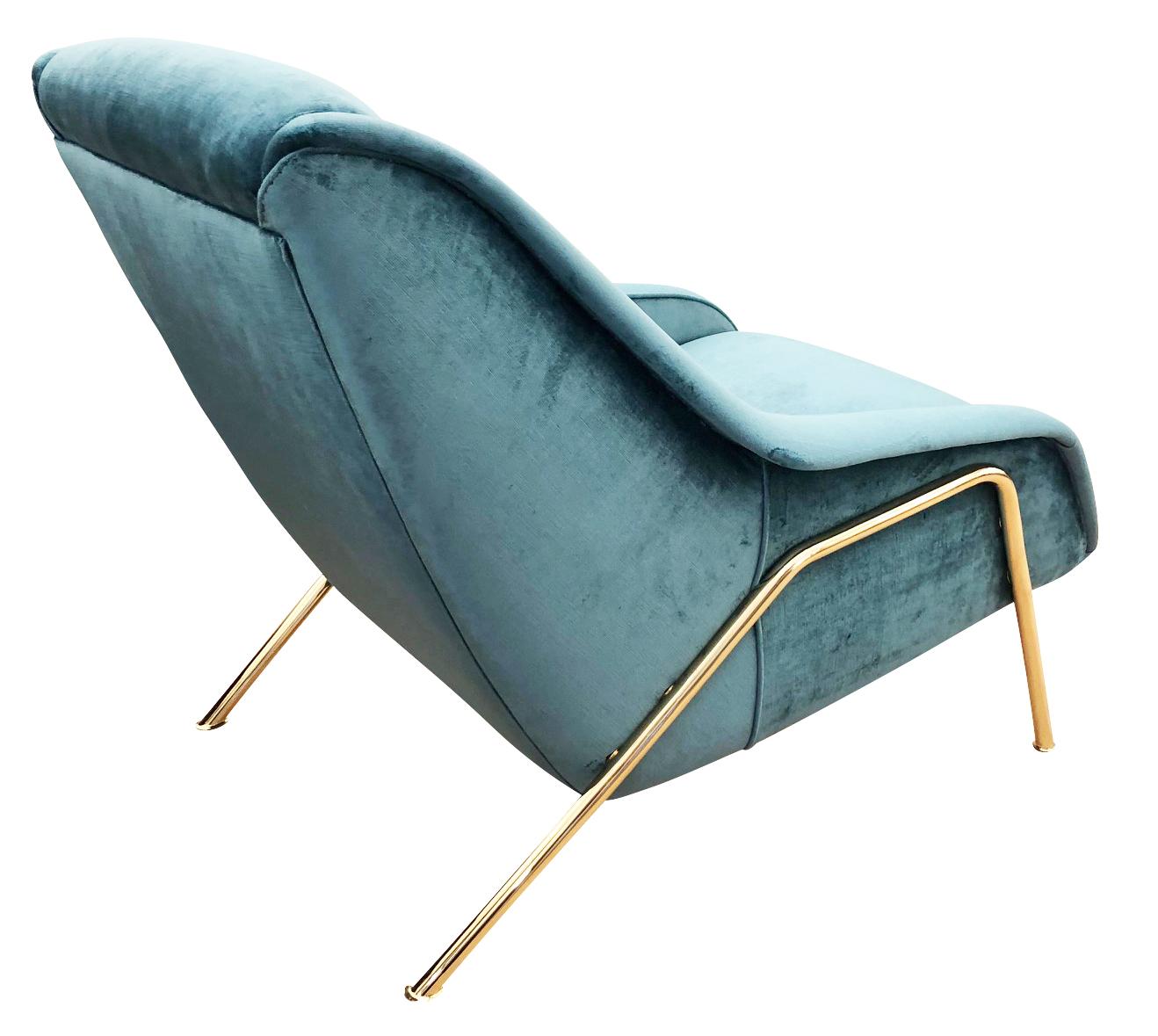 Sleek Italian midcentury lounge chair with brass legs. Upholstered in a blue velvet

Condition: Minor wear to the fabric

Measures: Width 30”

Depth 37”

Height 32.5”

Seat height 16.5”.

  
