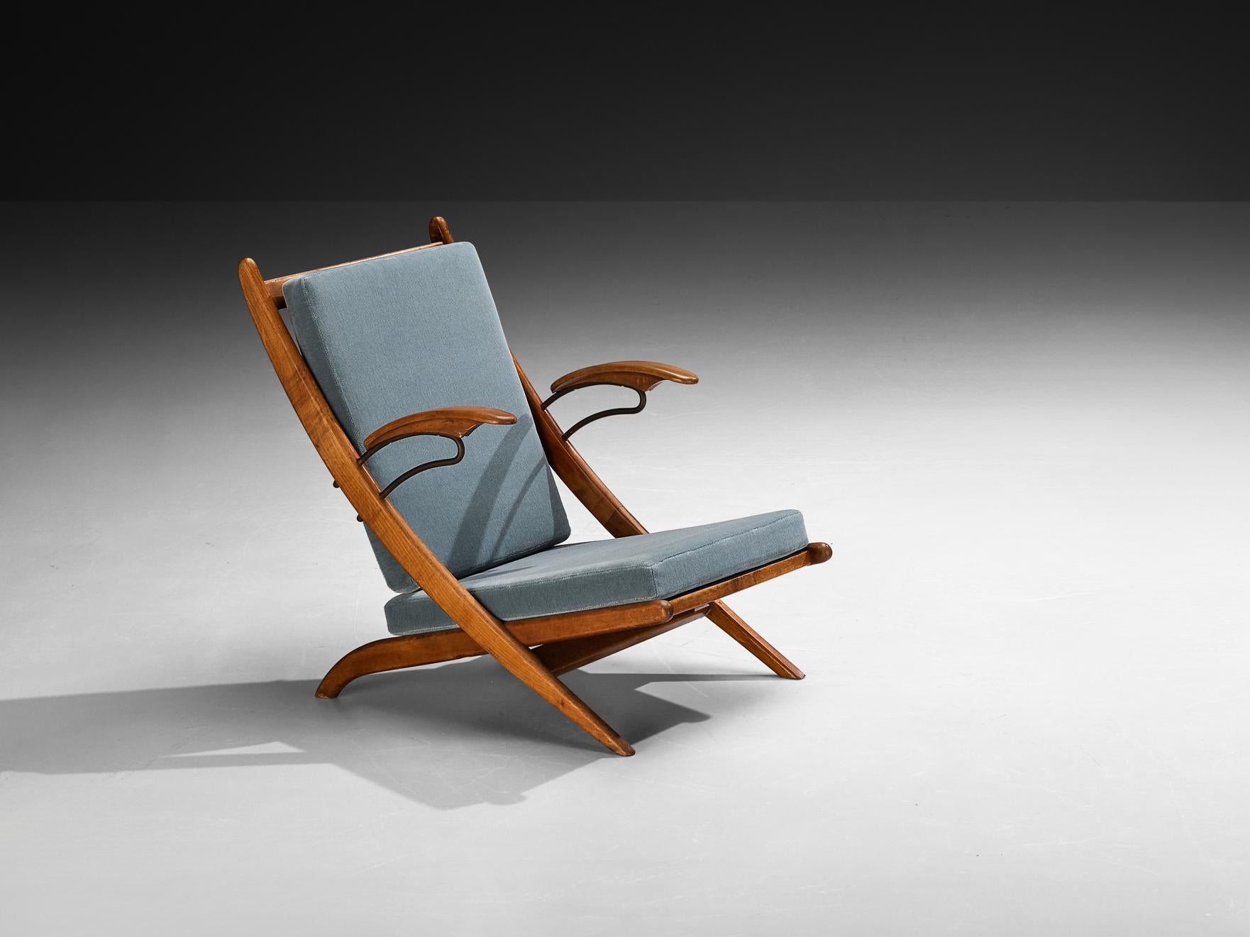 Chaise longue, laiton, cerisier, tissu, Italie, années 1950

Cette chaise est un exemple étonnant de design italien moderne des années 1950. Le design se caractérise par un cadre élégant à la finition chaude et riche, fabriqué à partir de bois de