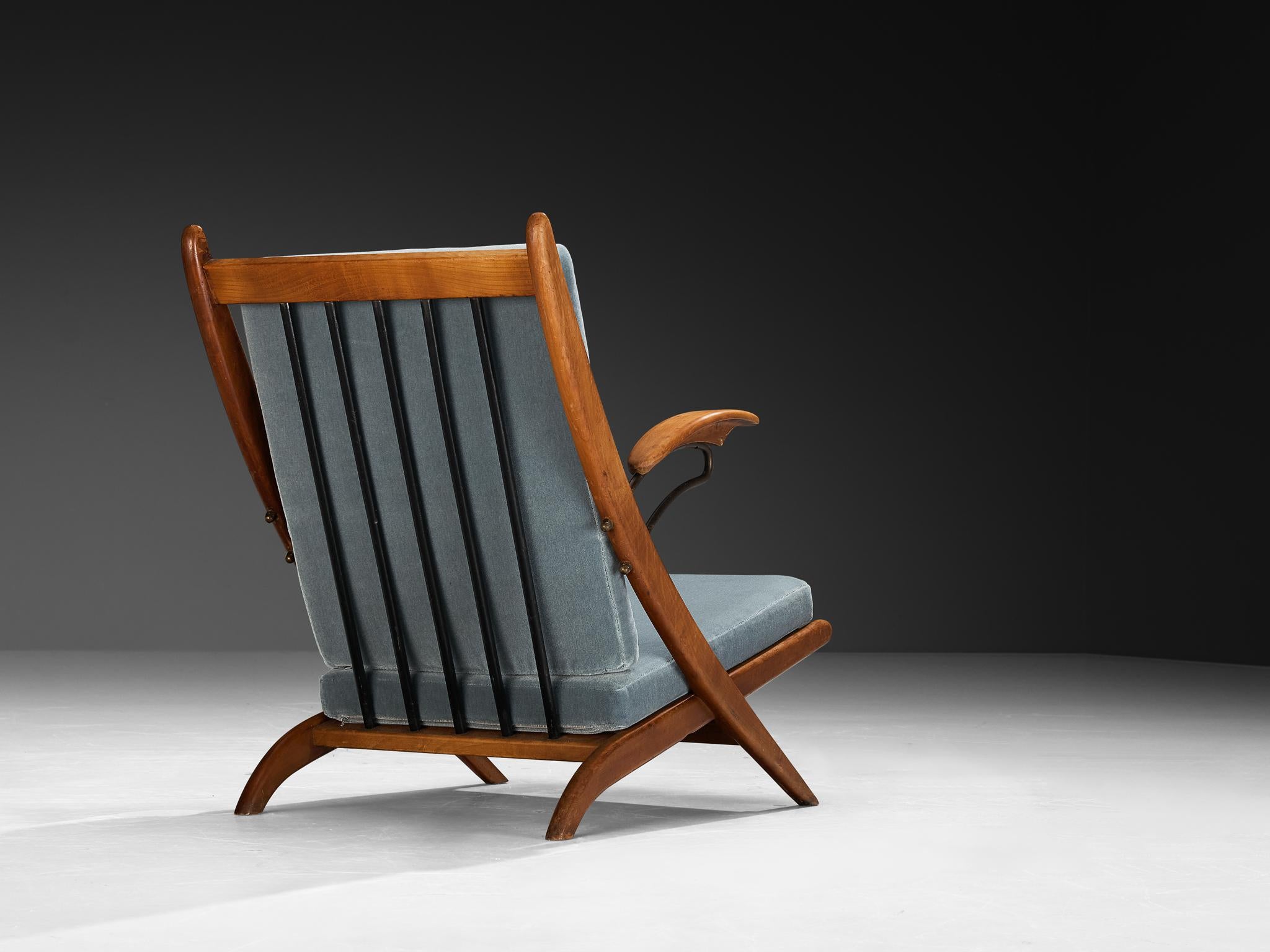 Mid-Century Modern Chaise longue italienne du milieu du siècle en bois de cerisier avec coussins bleus en vente