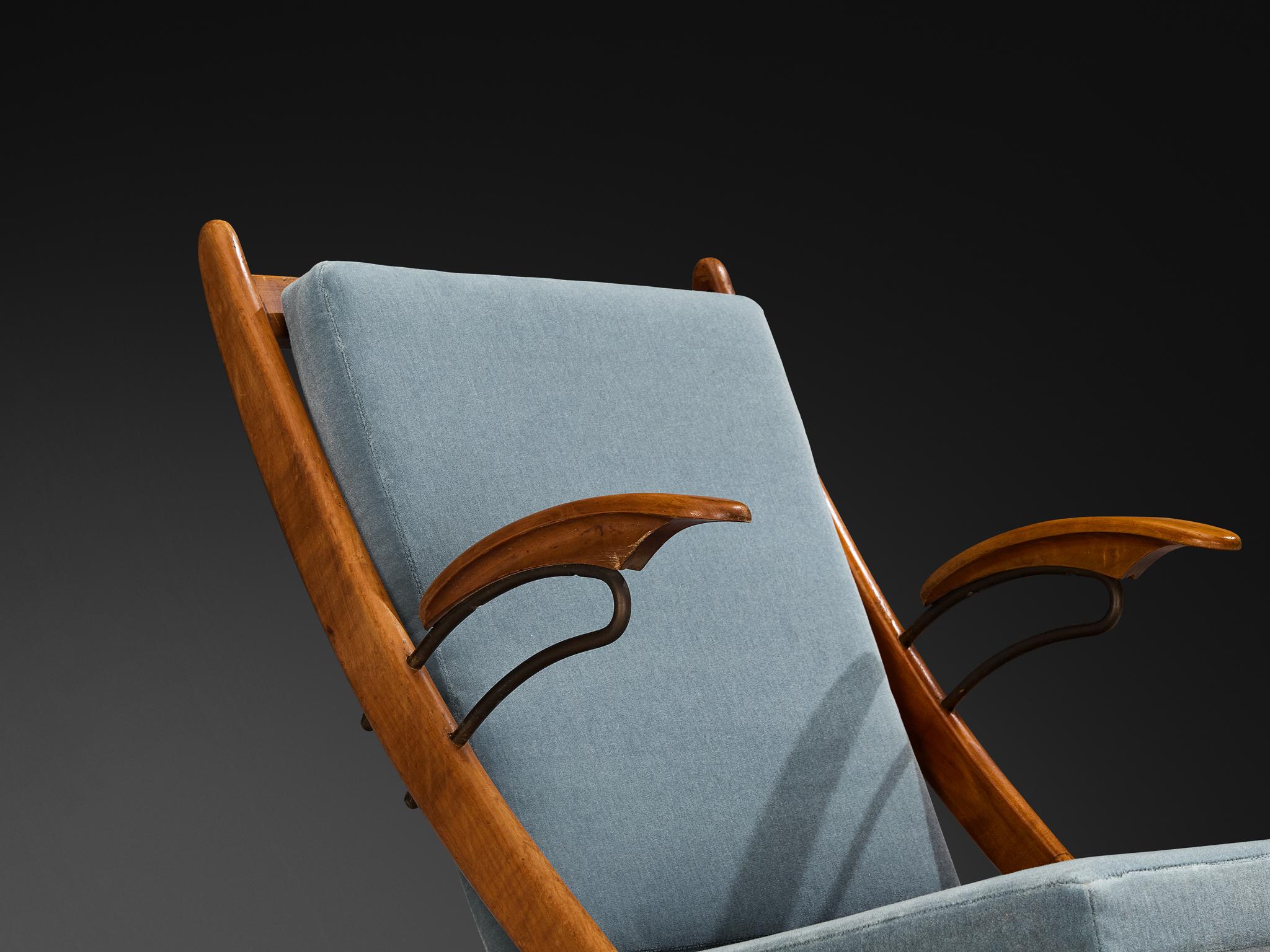 Chaise longue italienne du milieu du siècle en bois de cerisier avec coussins bleus Bon état - En vente à Waalwijk, NL