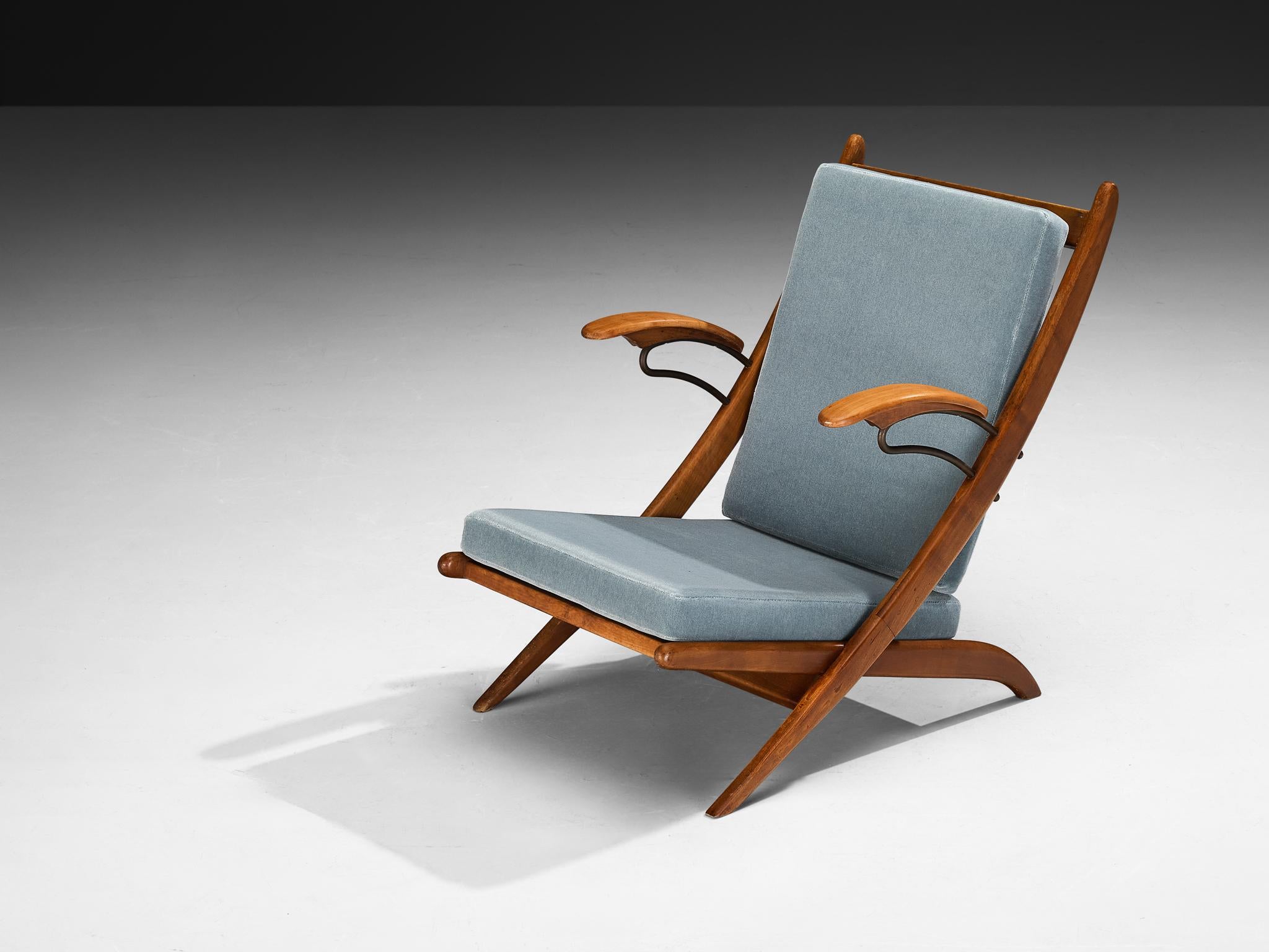Milieu du XXe siècle Chaise longue italienne du milieu du siècle en bois de cerisier avec coussins bleus en vente