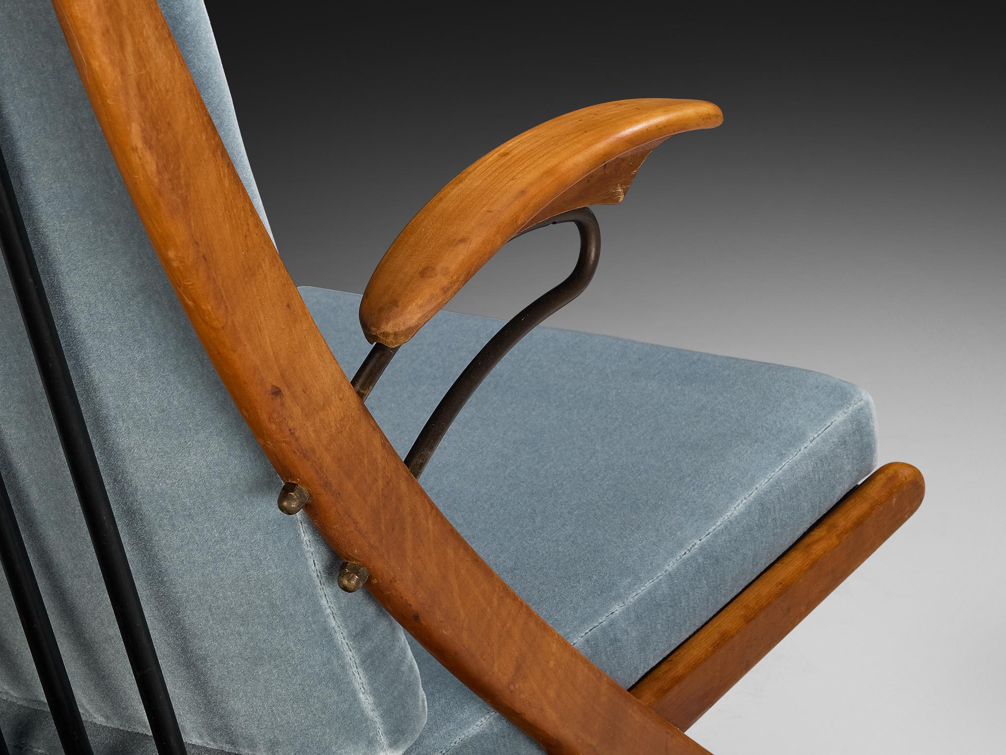 Cerise Chaise longue italienne du milieu du siècle en bois de cerisier avec coussins bleus en vente