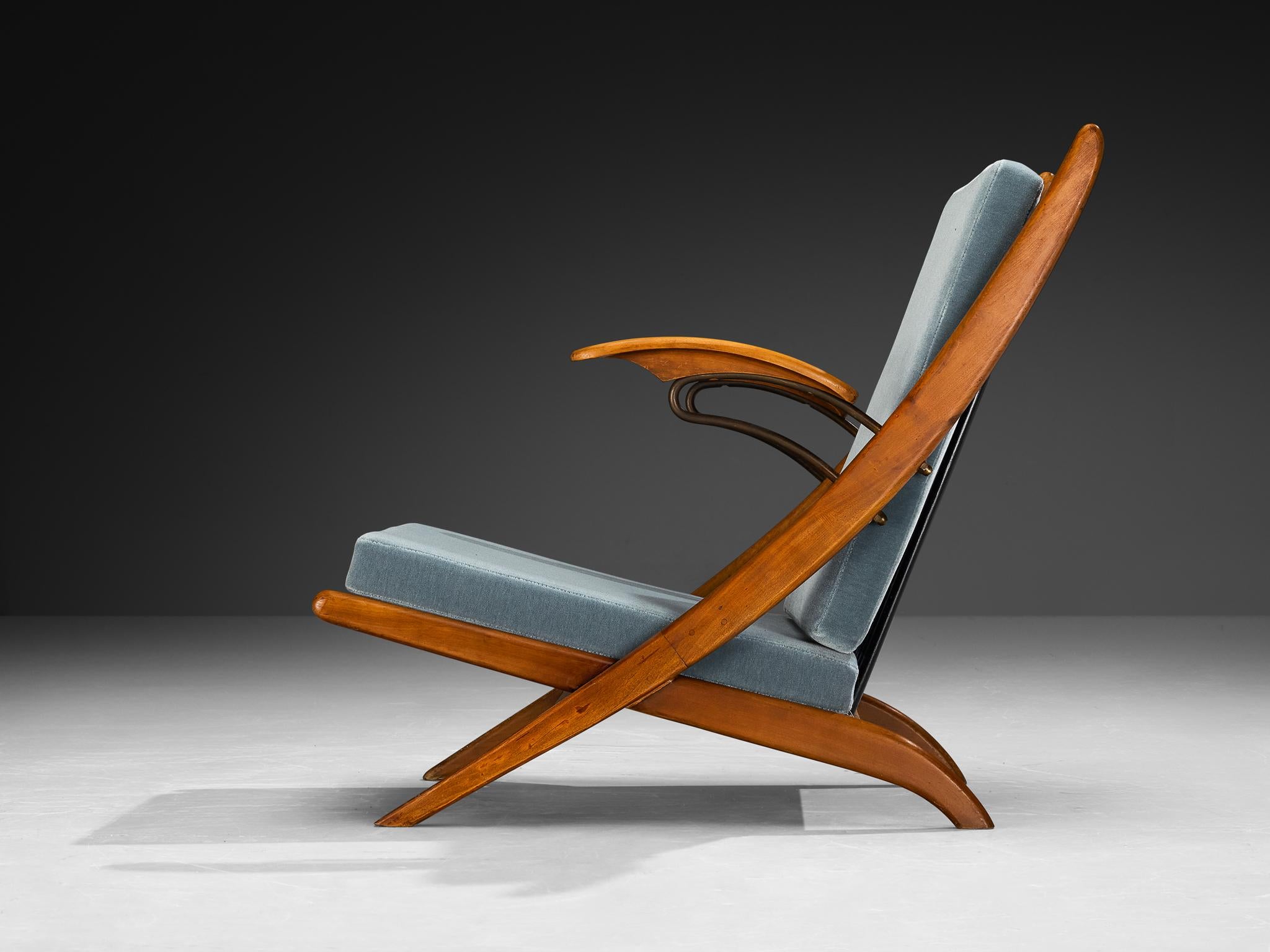 Chaise longue italienne du milieu du siècle en bois de cerisier avec coussins bleus en vente 1
