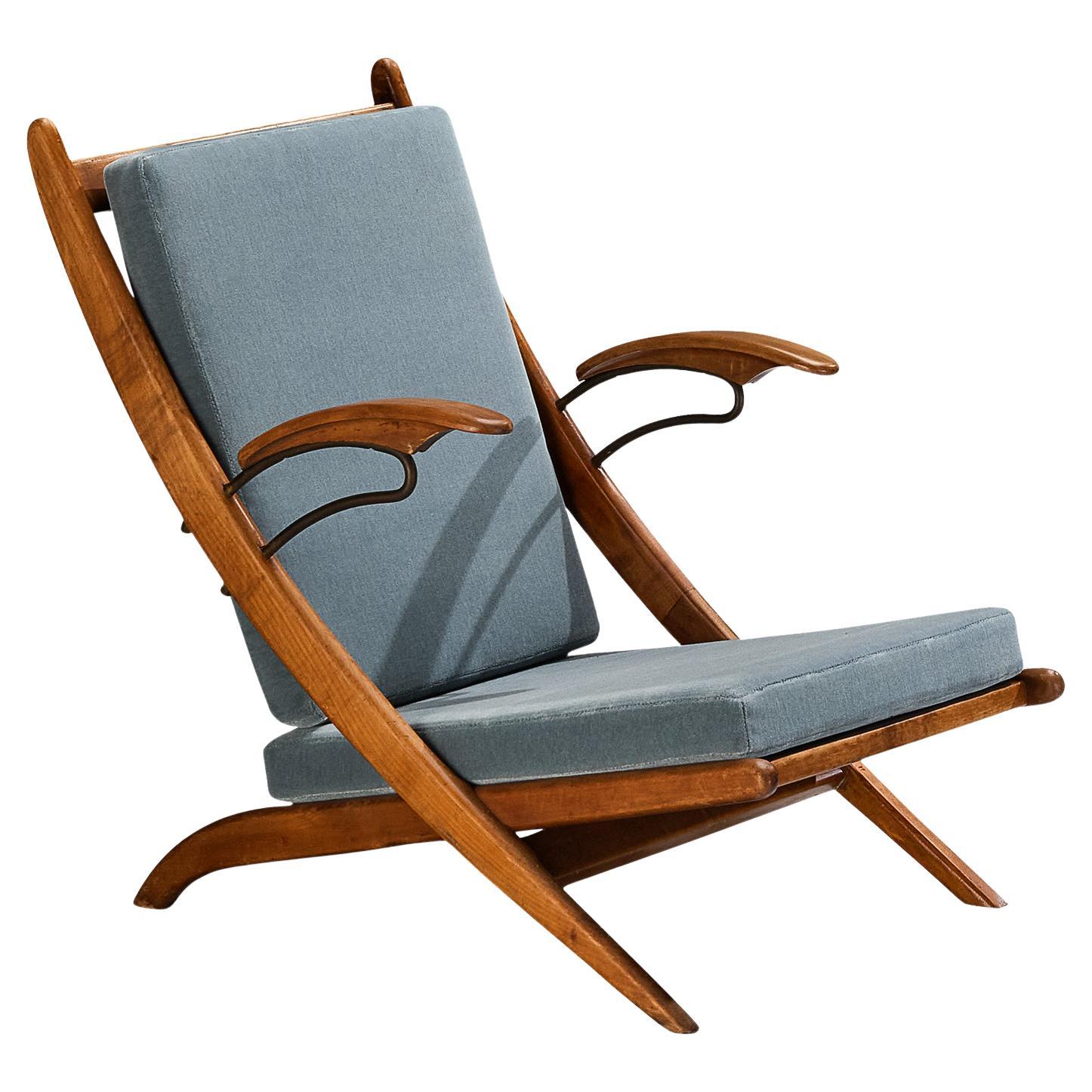 Chaise longue italienne du milieu du siècle en bois de cerisier avec coussins bleus en vente