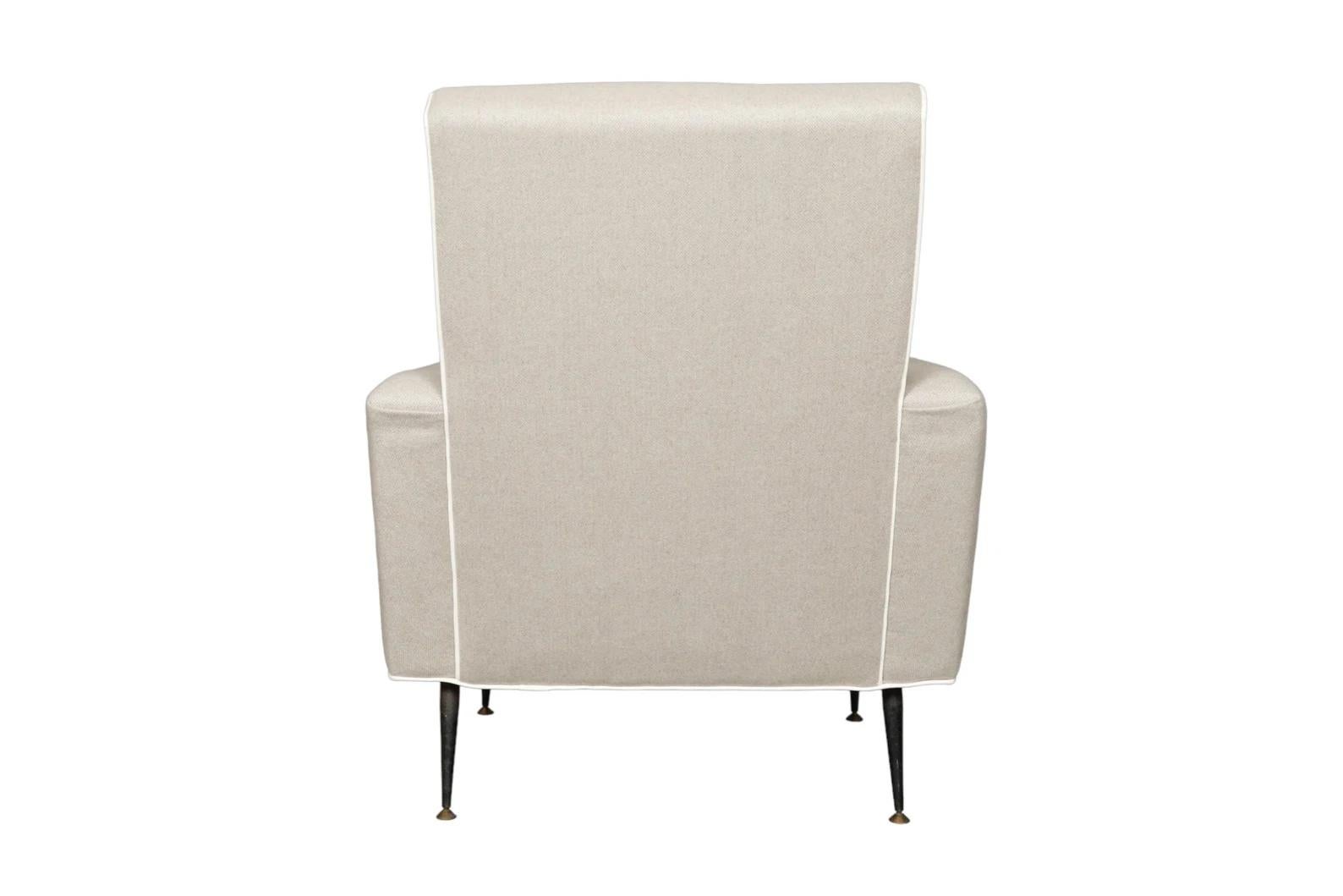 Chaise longue italienne du milieu du siècle dans une nouvelle tapisserie d'ameublement soignée Bon état - En vente à Hudson, NY