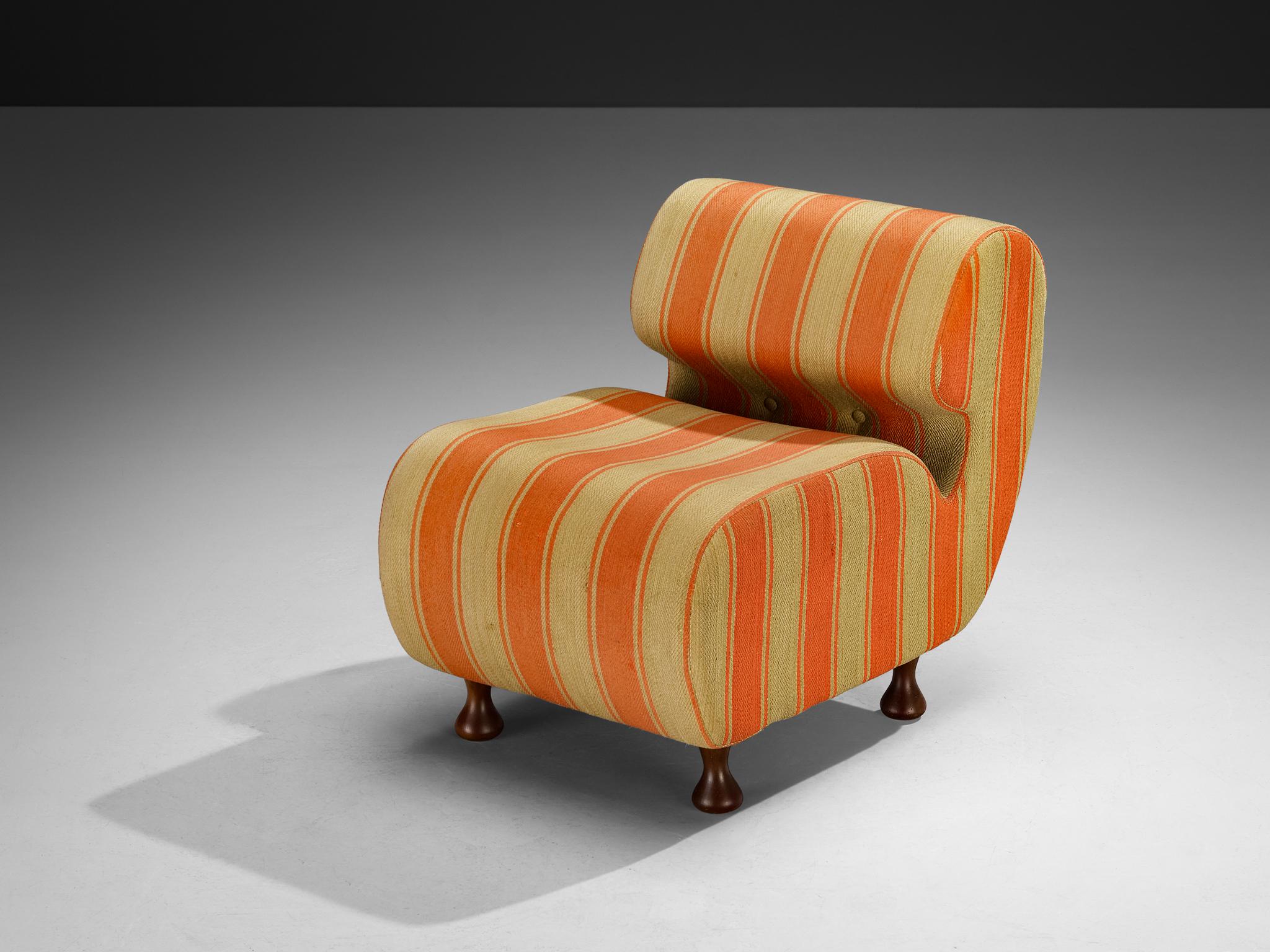 Loungesessel, Stoff, Buche, Italien, 1960er Jahre

Dieser markante Loungesessel, der in den 1960er Jahren in Italien hergestellt wurde, verkörpert die Essenz der Designinnovation der Jahrhundertmitte. Er zeichnet sich durch eine verführerische