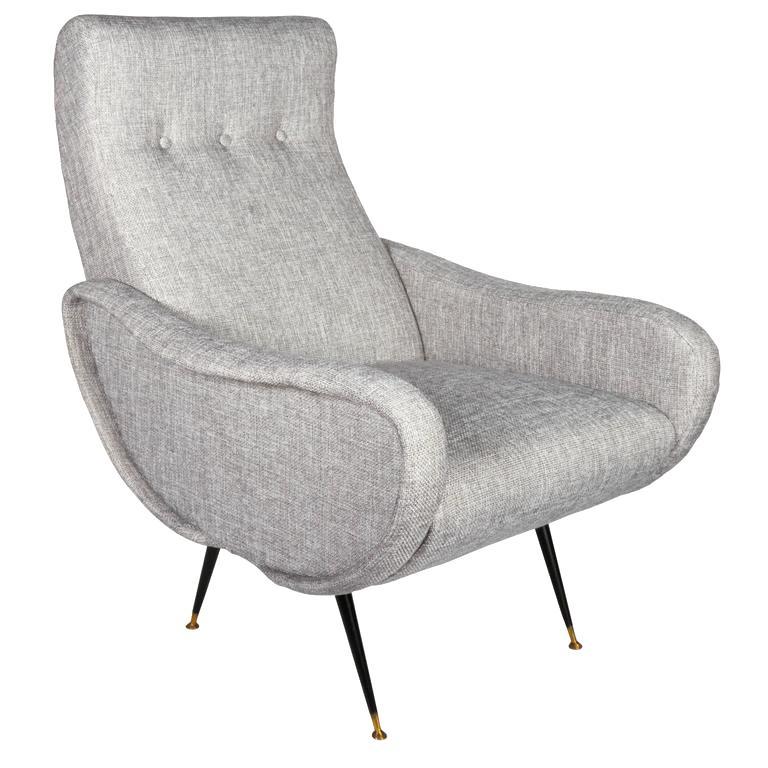 Italian Mid-Century Modern chair with iconic streamline design. Chair features slightly reclined back with rounded kidney shaped sides. Newly upholstered in a fine grey/white basket woven fabric with button back details. The chair has narrow splayed