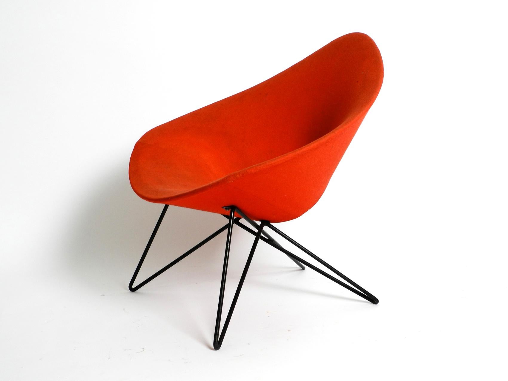 Very rare Italian Mid-Century Modern lounge chair with original fabric cover. Great nice design of the 1950s in very good vintage condition.
Base is made of a strong black metal tube in hairpin design. High quality processed and with good seating
