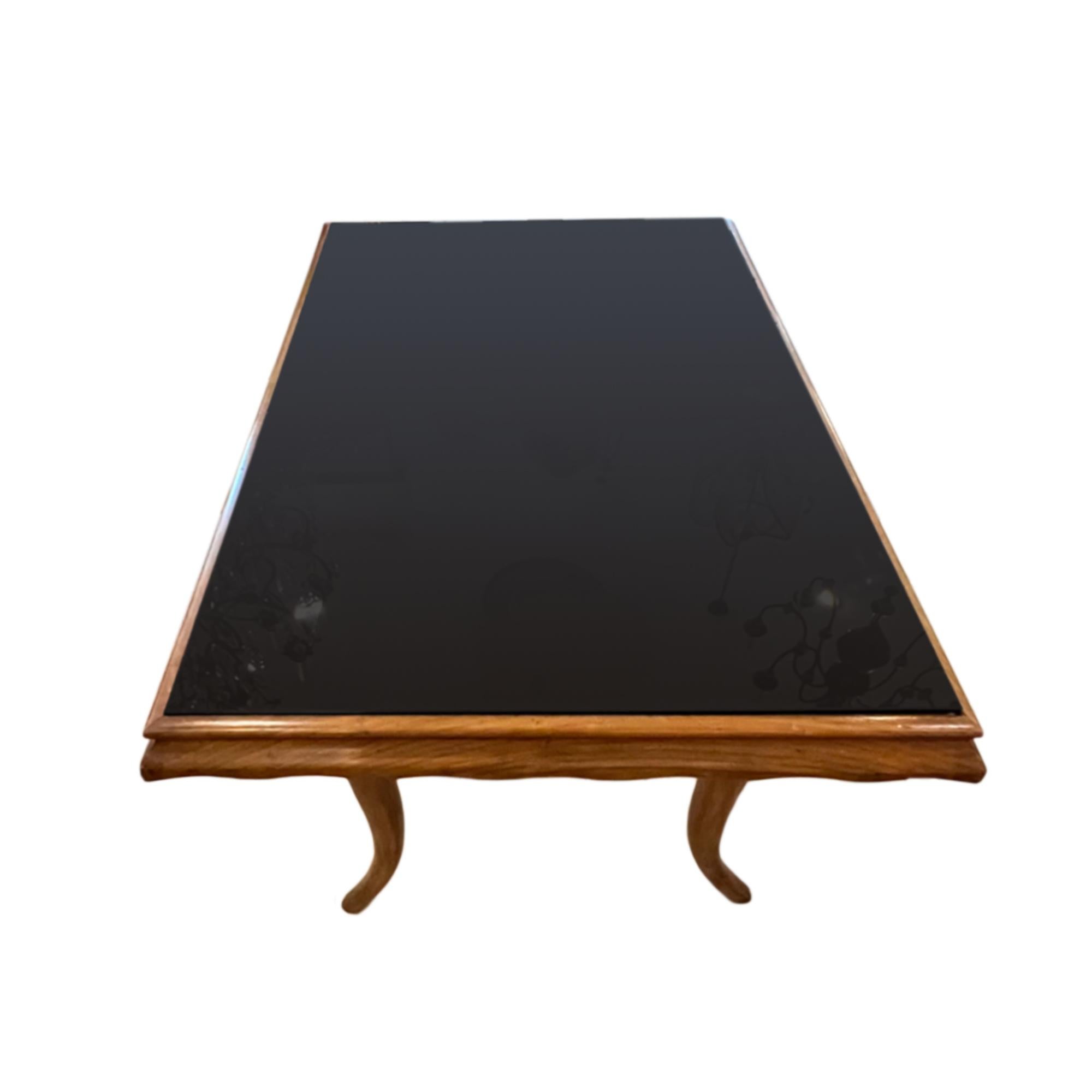 Italienischer niedriger Mid-Century-Tisch mit schwarzer Glasplatte (Mitte des 20. Jahrhunderts) im Angebot