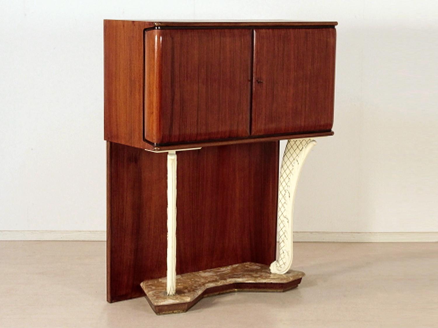 Italian mid-century mahogany wetbar, designed in the style of Vittorio Dassi in the 1950s.
The cabinet hiding a glass shelf with mirror on the back and is equipped with an internal lighting system, opening the two doors turns on automatically,