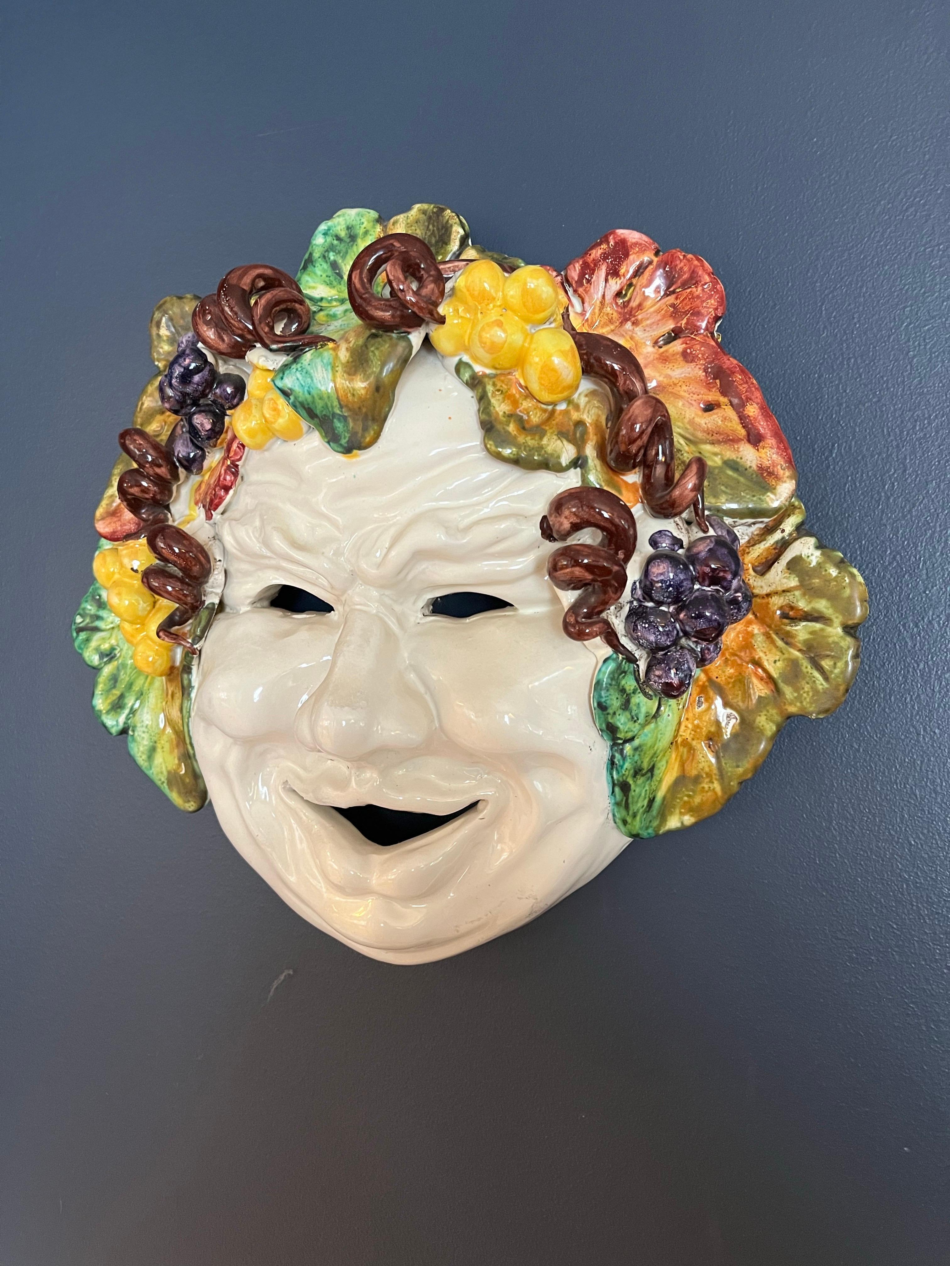 Italienisch Mitte des Jahrhunderts Majolika hängende Maske von Bacchus groß handbemalt (Moderne der Mitte des Jahrhunderts) im Angebot