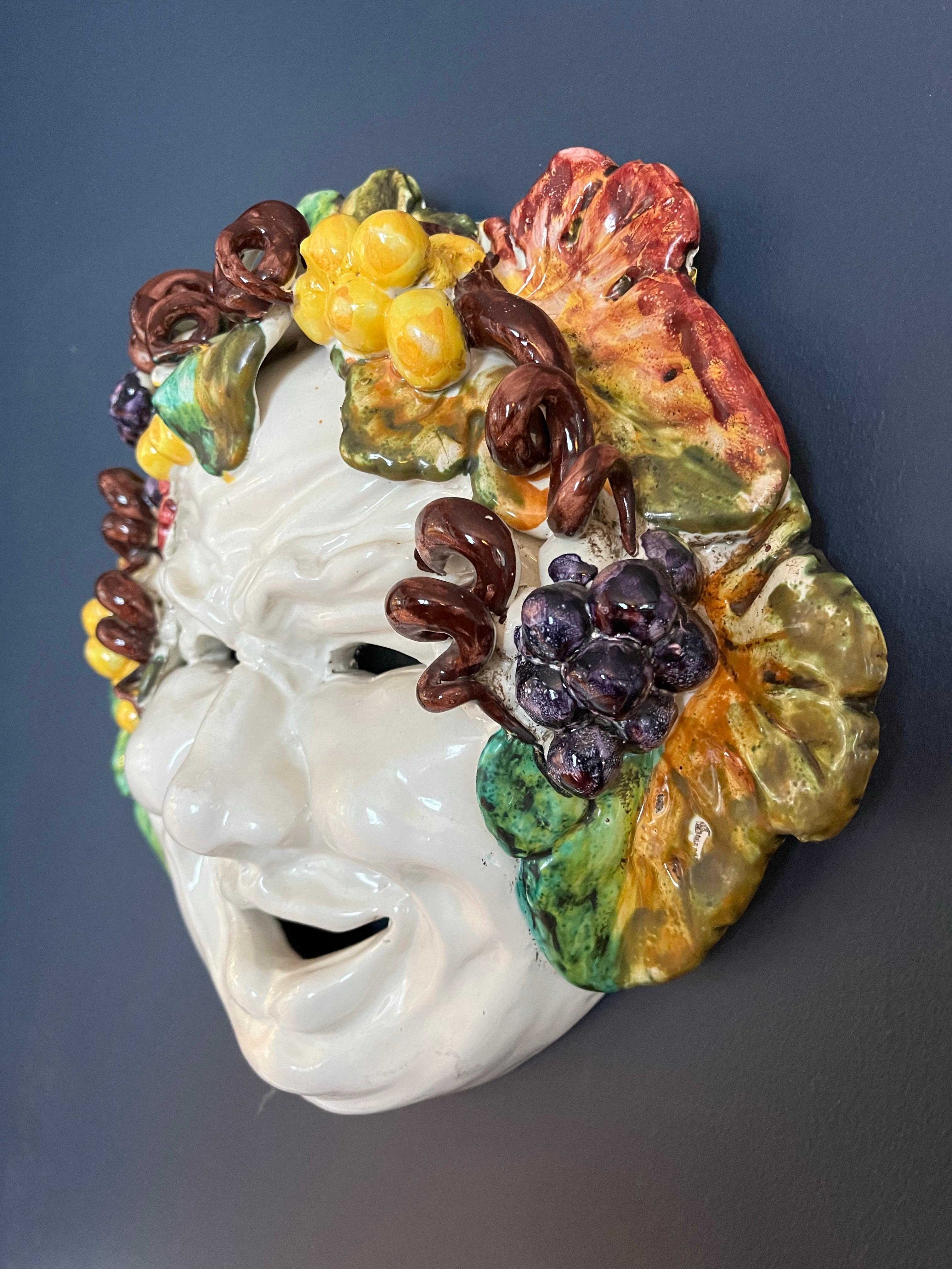 Italienisch Mitte des Jahrhunderts Majolika hängende Maske von Bacchus groß handbemalt (Glasiert) im Angebot