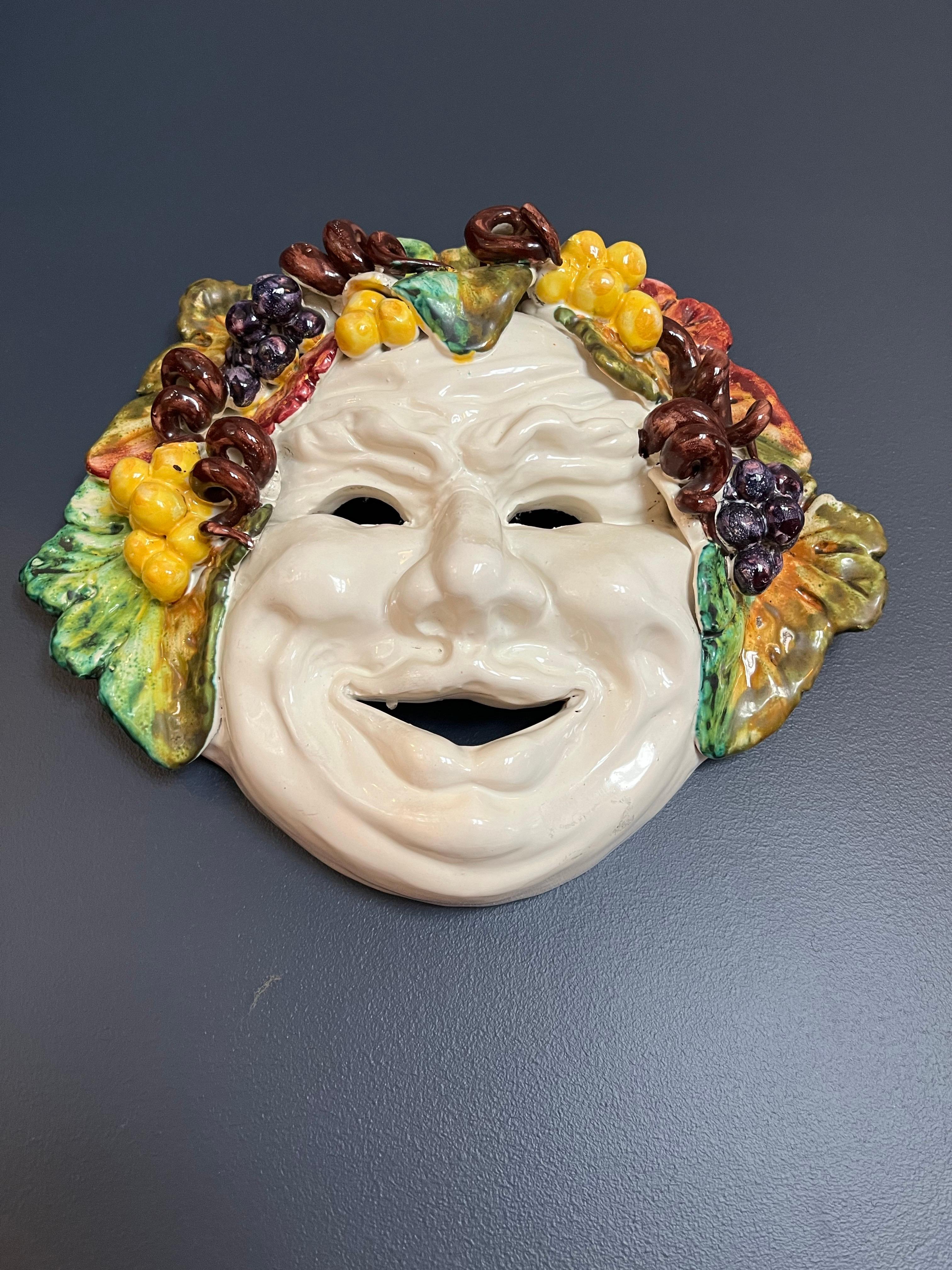 Italienisch Mitte des Jahrhunderts Majolika hängende Maske von Bacchus groß handbemalt im Zustand „Gut“ im Angebot in W Allenhurst, NJ
