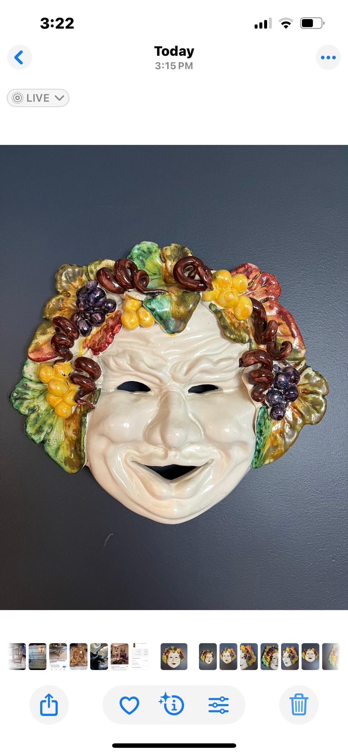 Italienisch Mitte des Jahrhunderts Majolika hängende Maske von Bacchus groß handbemalt (20. Jahrhundert) im Angebot
