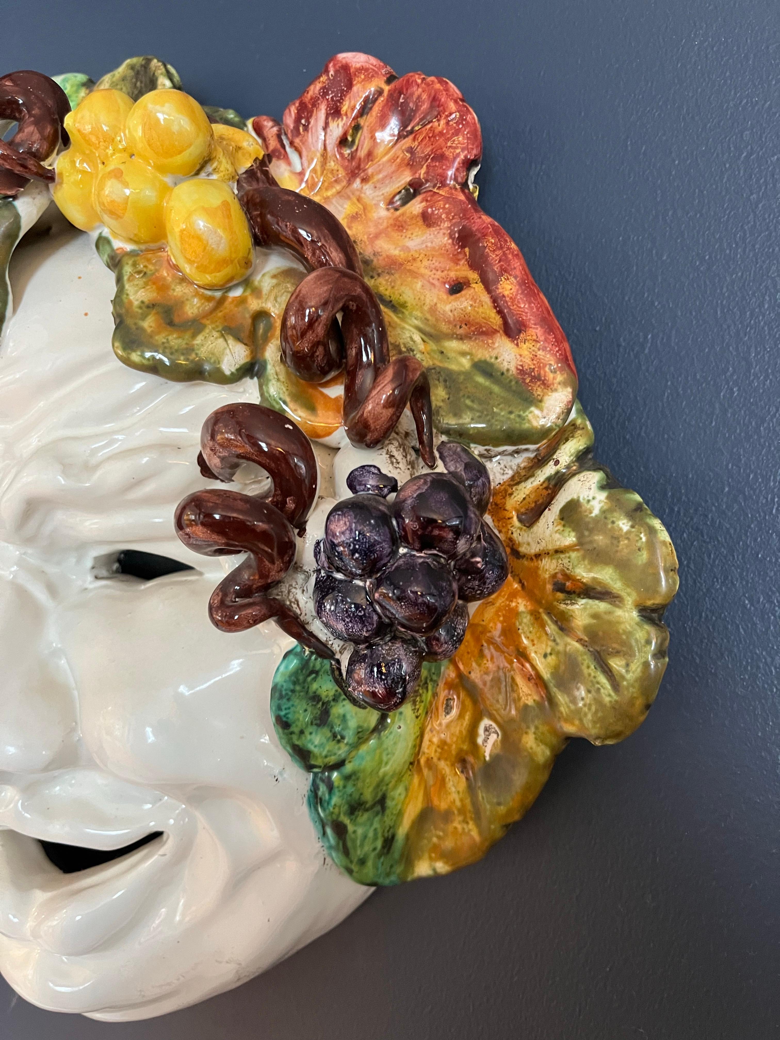 Italienisch Mitte des Jahrhunderts Majolika hängende Maske von Bacchus groß handbemalt (Keramik) im Angebot