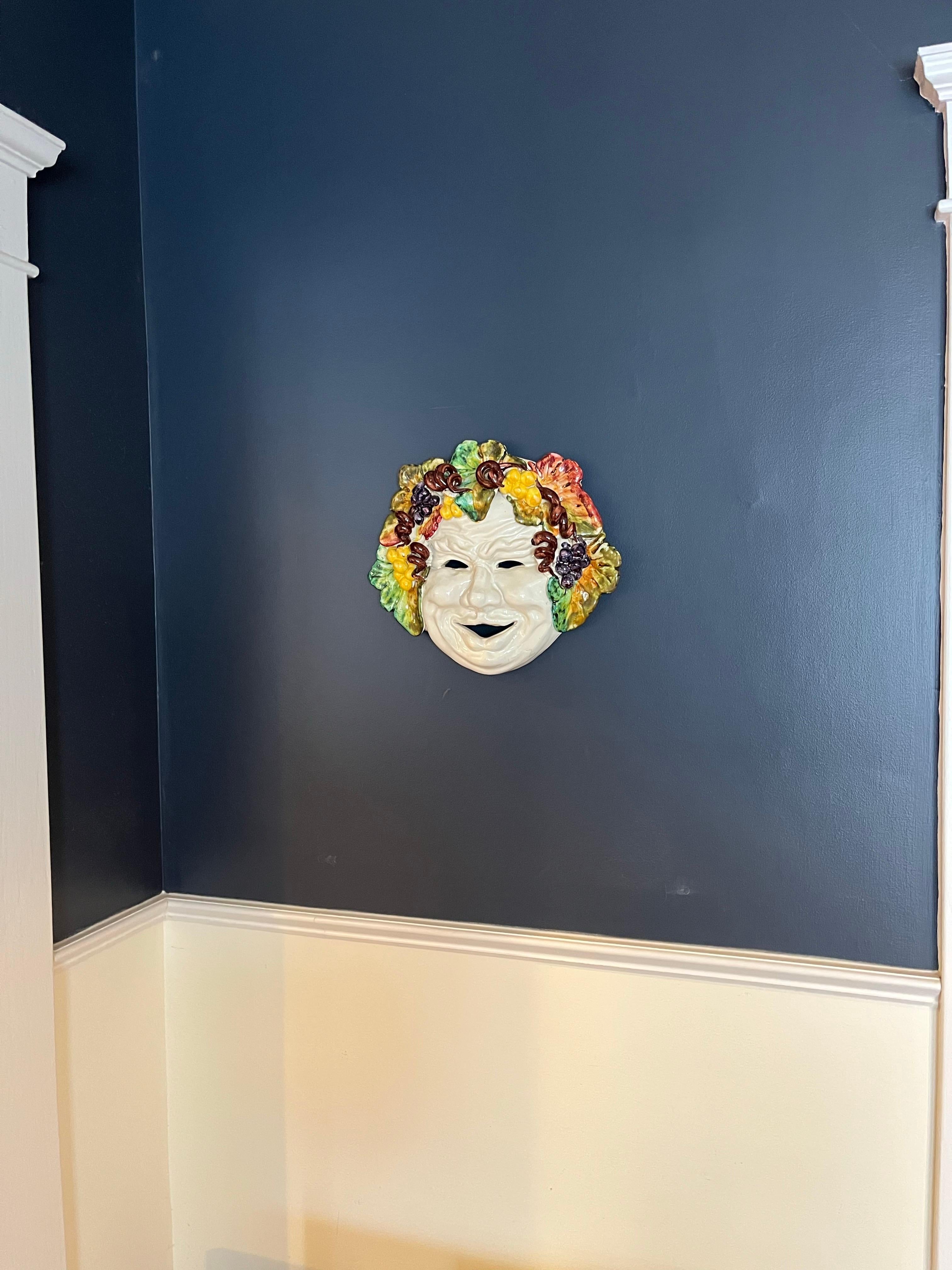 Italienisch Mitte des Jahrhunderts Majolika hängende Maske von Bacchus groß handbemalt im Angebot 1
