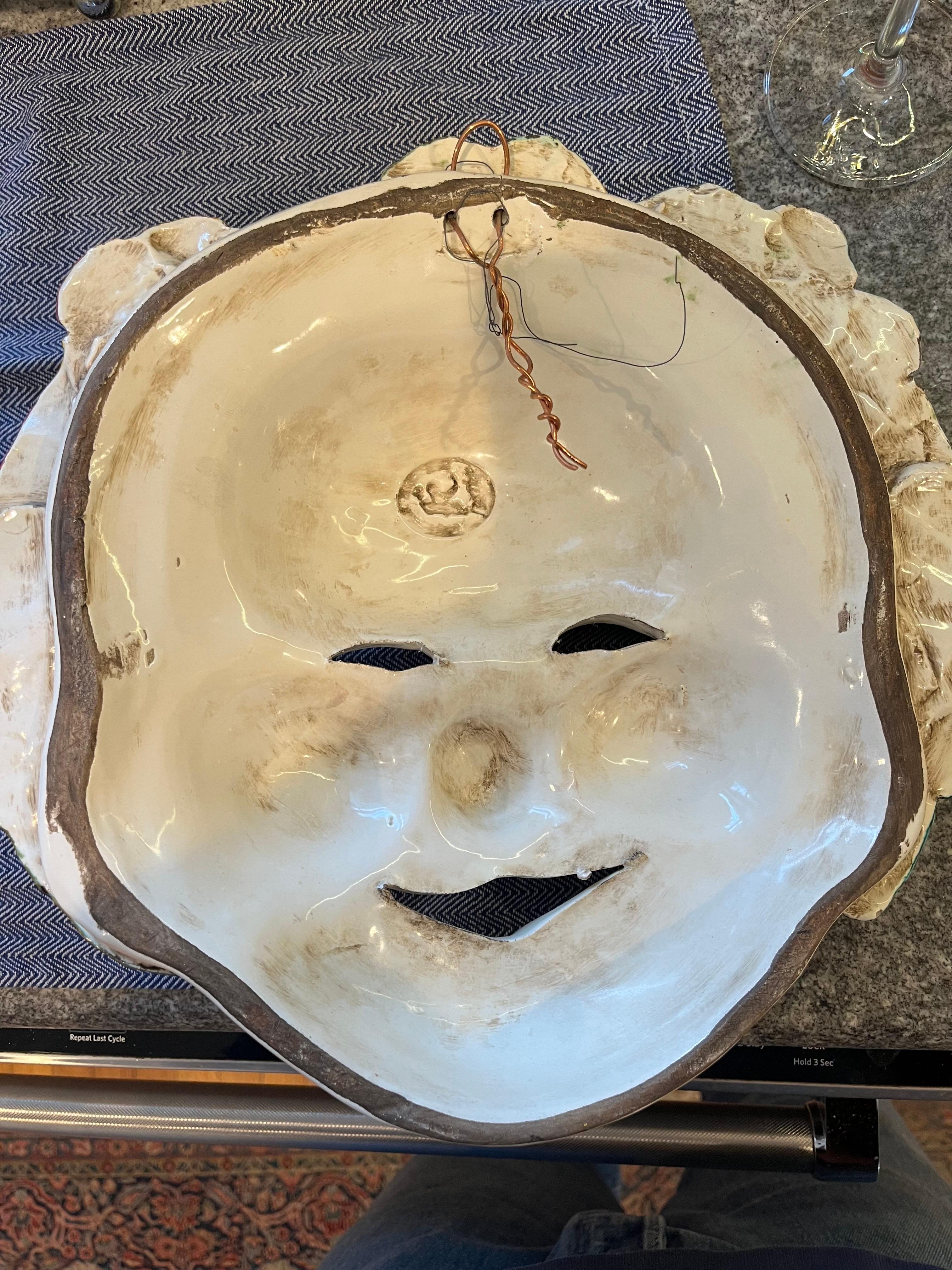 Italienisch Mitte des Jahrhunderts Majolika hängende Maske von Bacchus groß handbemalt im Angebot 2