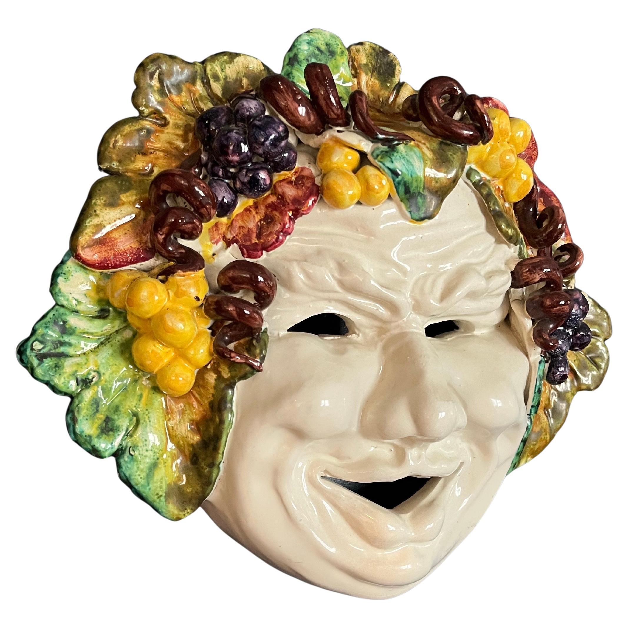 Italienisch Mitte des Jahrhunderts Majolika hängende Maske von Bacchus groß handbemalt