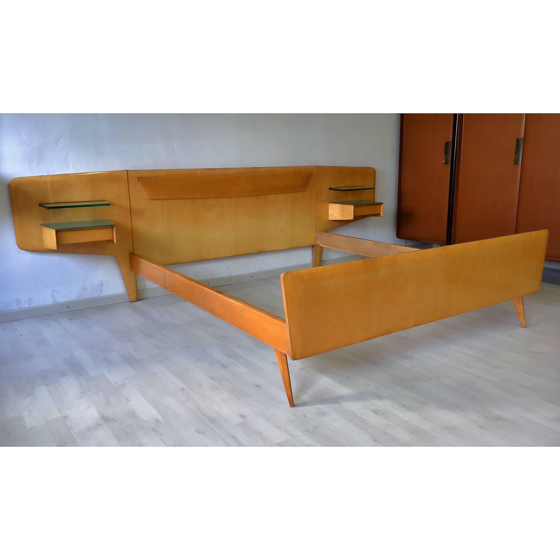 The spectacular design of this double bed frame is directly an artistic expression of Gio Ponti as fruit of the important relationship that Vittorio & Plinio Dassi have had with him, for long time.
The structure is made in lacquered maple veneer