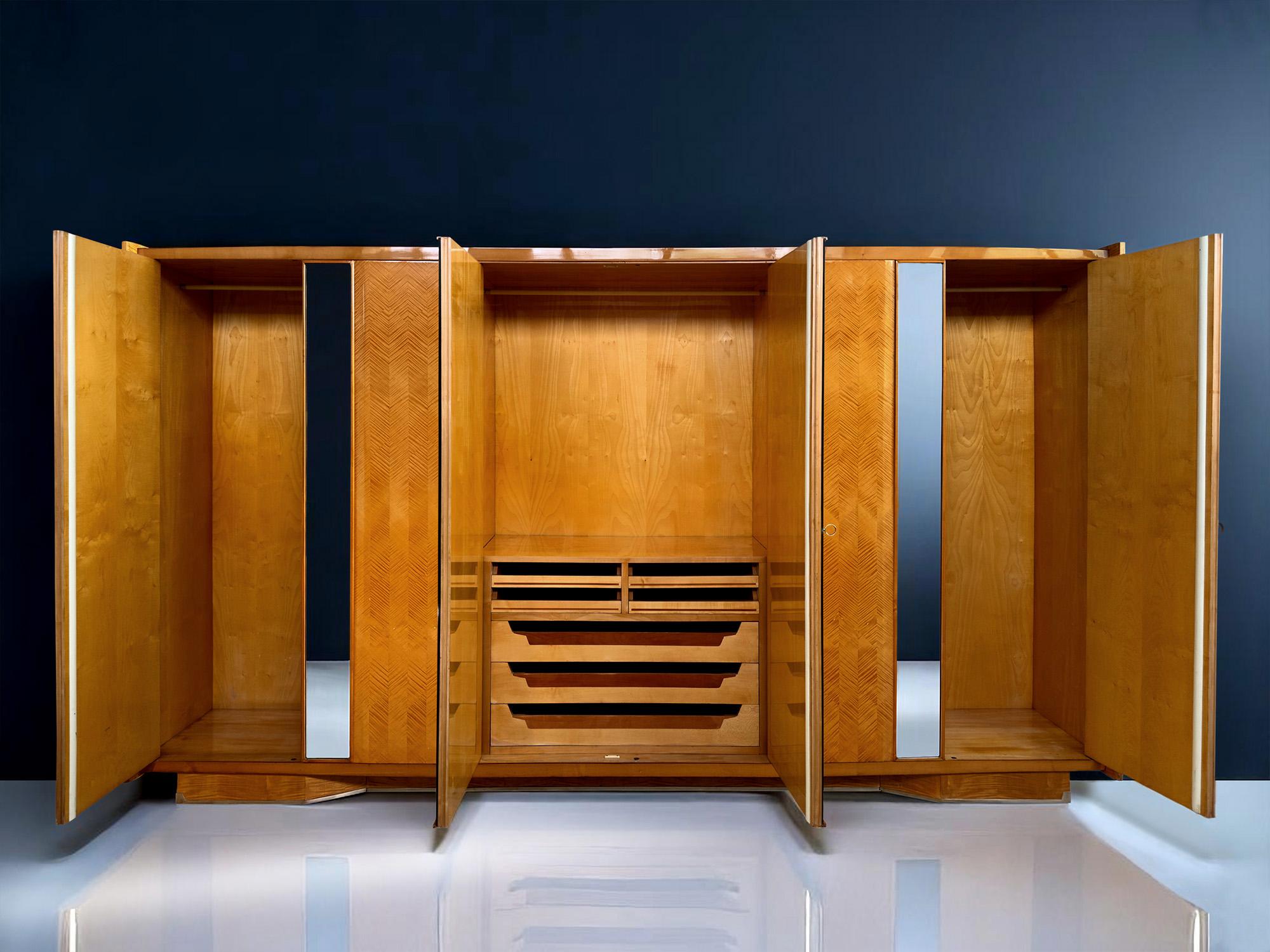 Italian Mid-Century Maple Wardrobe with Mirrors by Dassi for Gio Ponti, 1950s For Sale 7