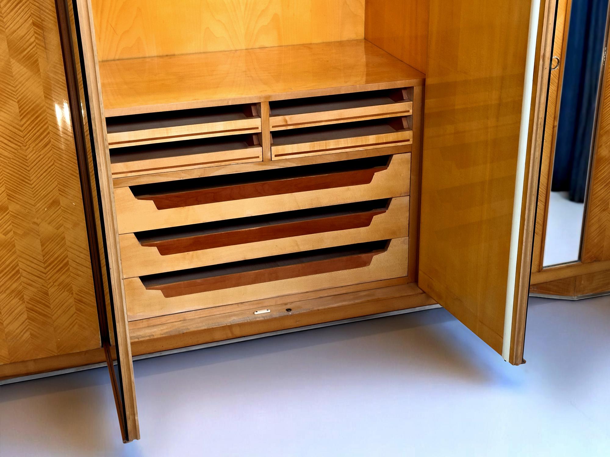 Italian Mid-Century Maple Wardrobe with Mirrors by Dassi for Gio Ponti, 1950s For Sale 8