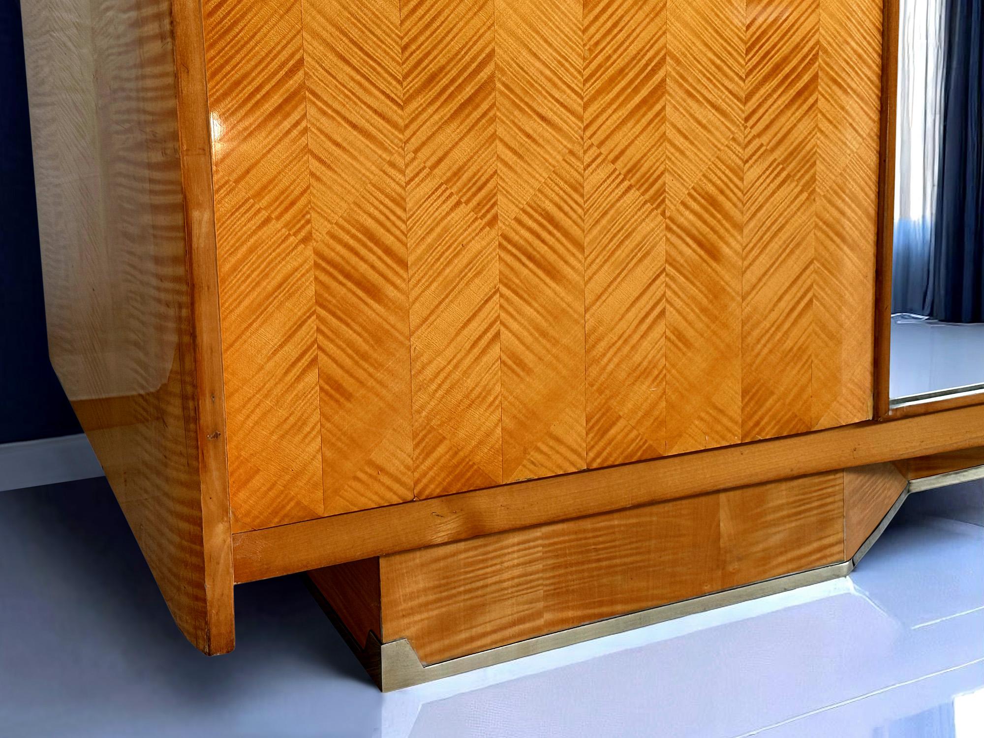 Italian Mid-Century Maple Wardrobe with Mirrors by Dassi for Gio Ponti, 1950s For Sale 10
