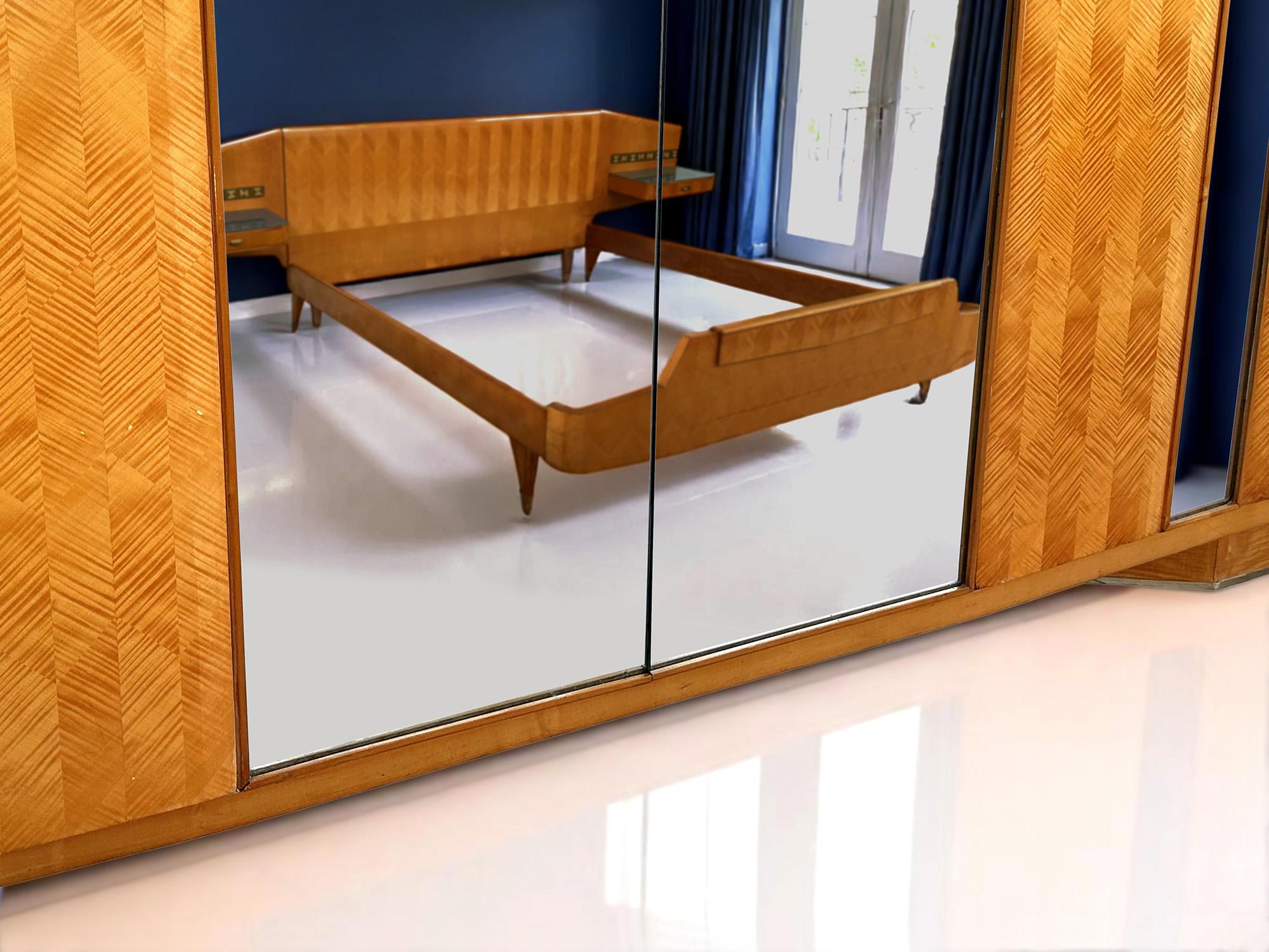 Italian Mid-Century Maple Wardrobe with Mirrors by Dassi for Gio Ponti, 1950s For Sale 11