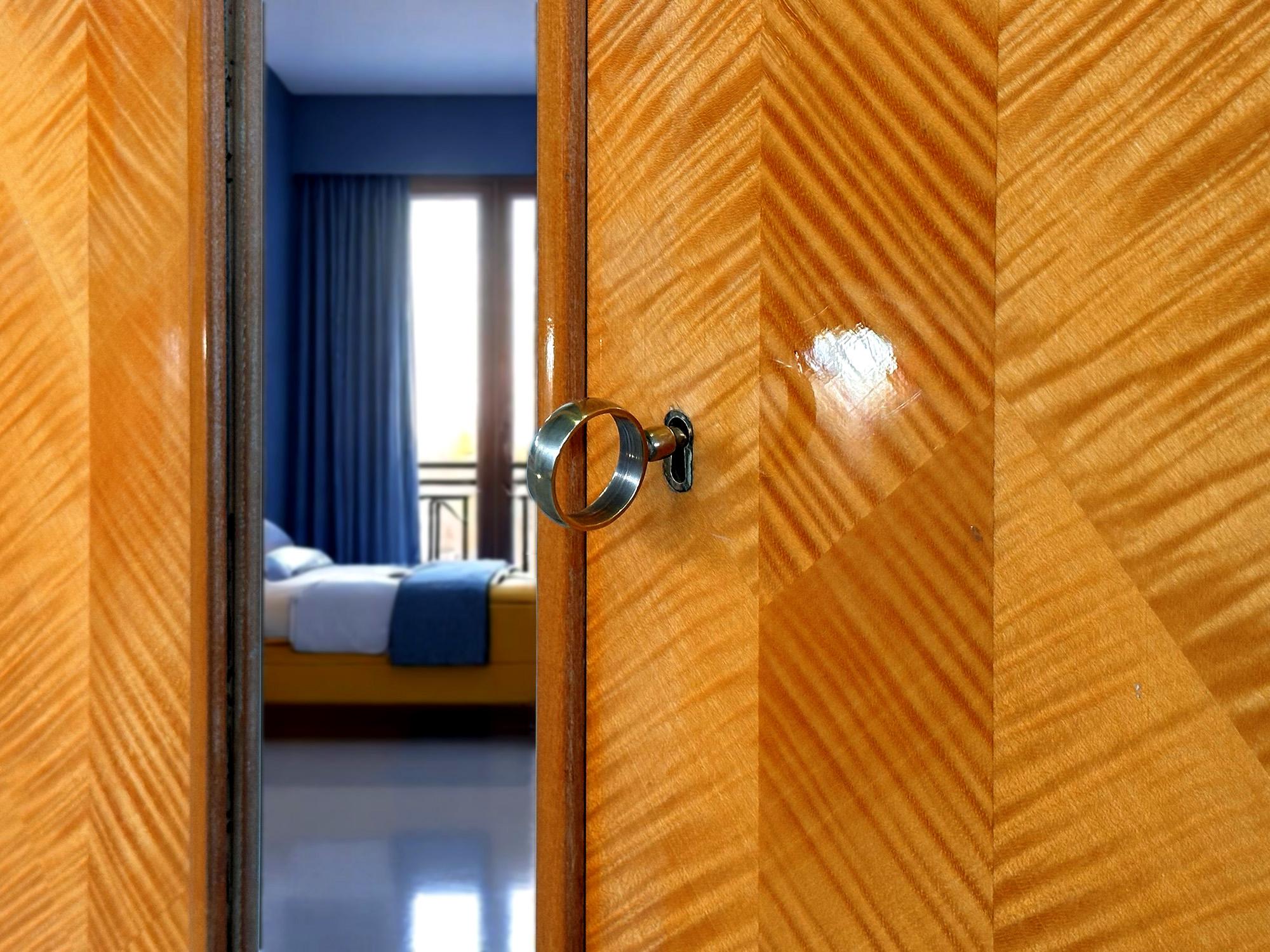 Italian Mid-Century Maple Wardrobe with Mirrors by Dassi for Gio Ponti, 1950s For Sale 1