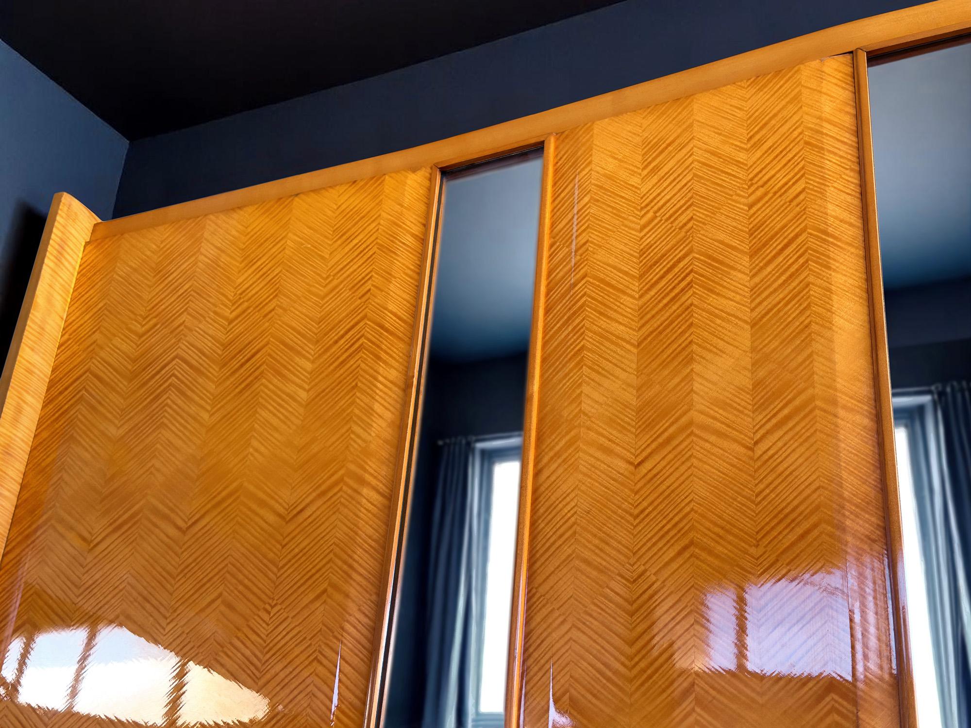 Italian Mid-Century Maple Wardrobe with Mirrors by Dassi for Gio Ponti, 1950s en venta 3