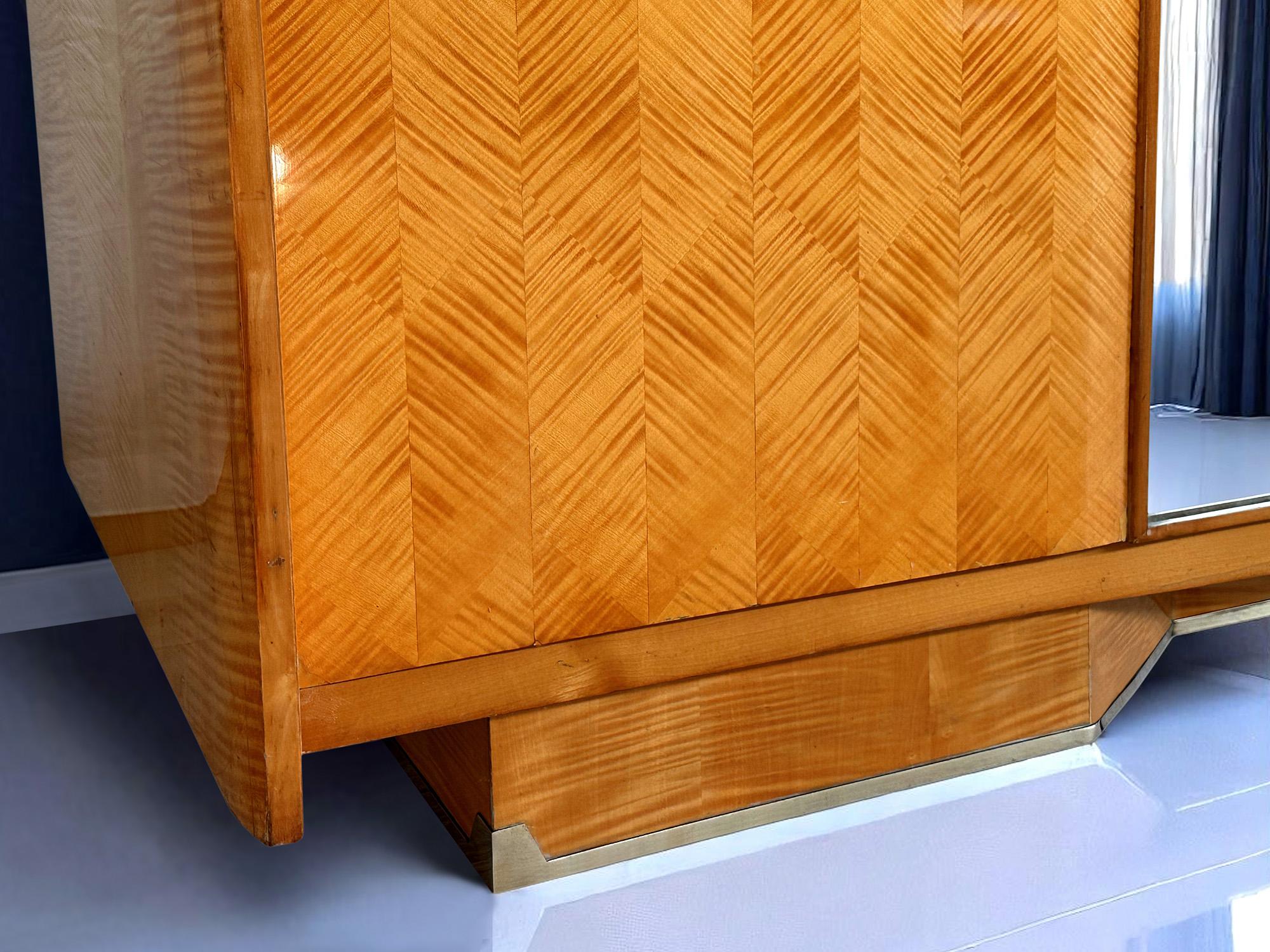 Italian Mid-Century Maple Wardrobe with Mirrors by Dassi for Gio Ponti, 1950s en venta 9