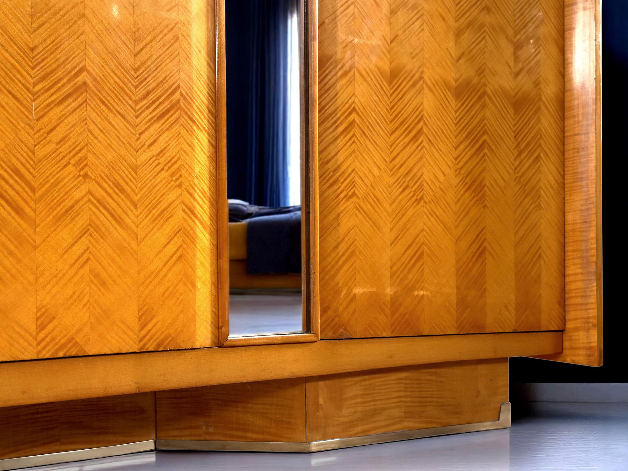 Italian Mid-Century Maple Wardrobe with Mirrors by Dassi for Gio Ponti, 1950s en venta 12